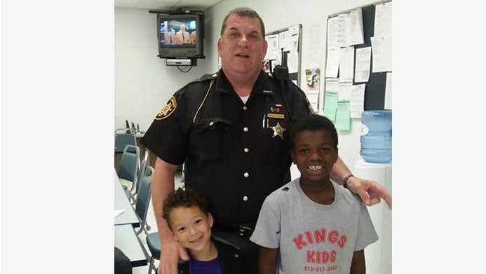 Ohio deputy goes out of his way to help homeless family - CBS News