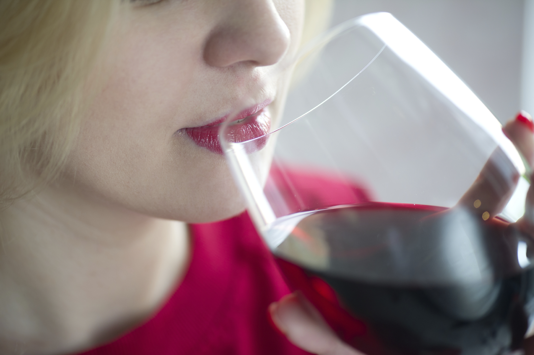 https://assets1.cbsnewsstatic.com/hub/i/2015/09/30/10ab1c29-7be8-47ec-aa7b-5ecb9aa49bff/woman-drinking-glass-of-red-wine.jpg