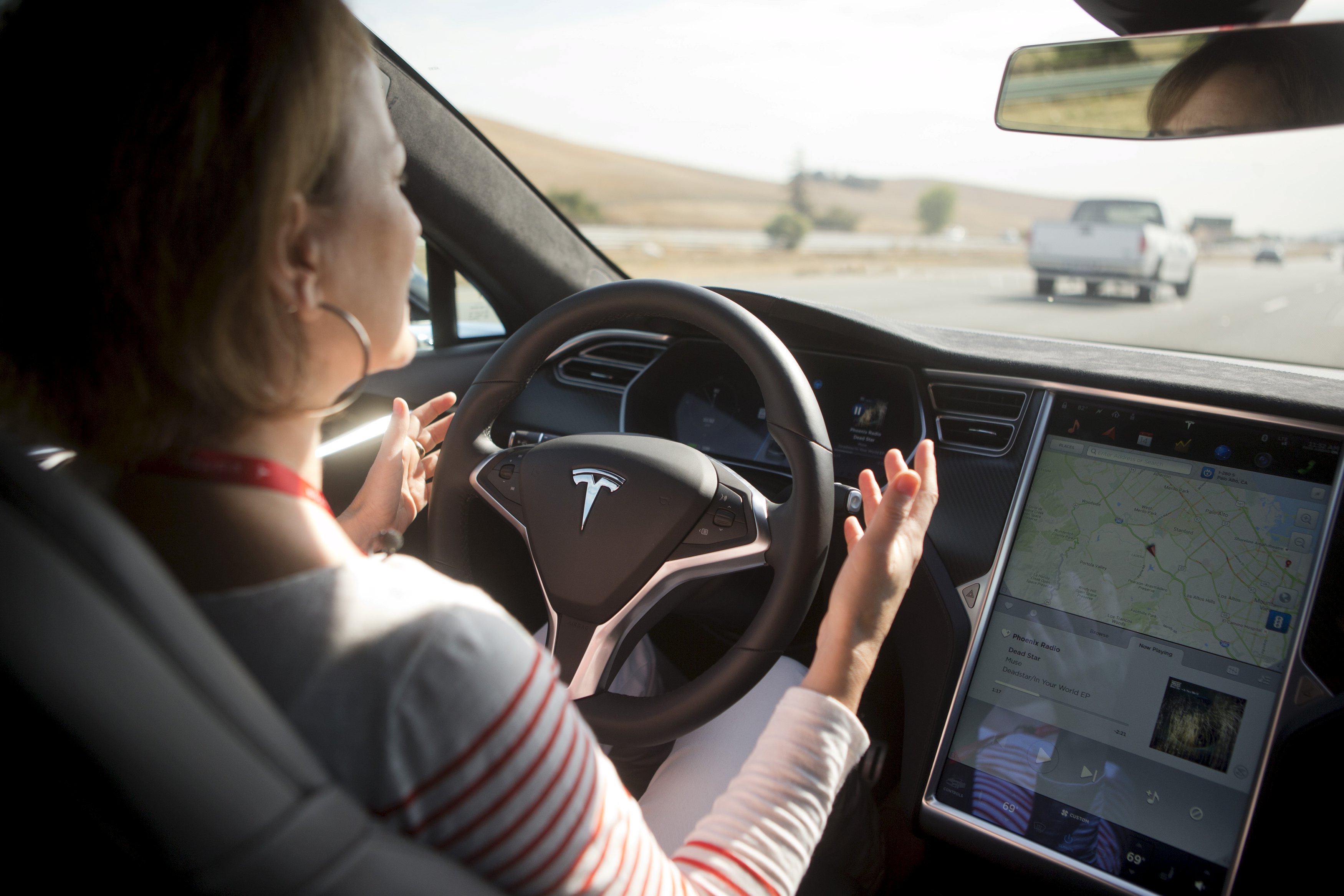 Tesla's autopilot lets cars drive, change lanes themselves CBS News