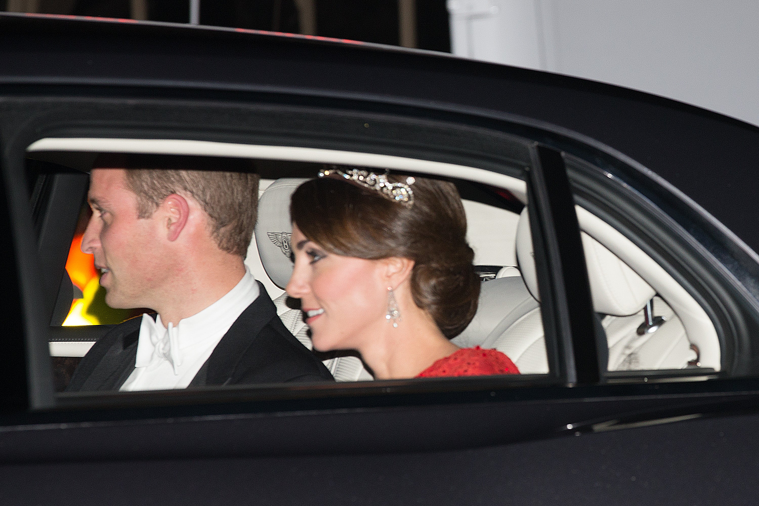 Duchess Kate dazzles at state dinner - CBS News