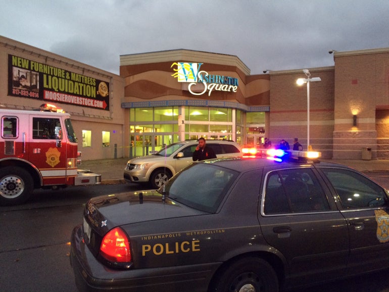 Three People Shot In Indianapolis Mall - CBS News