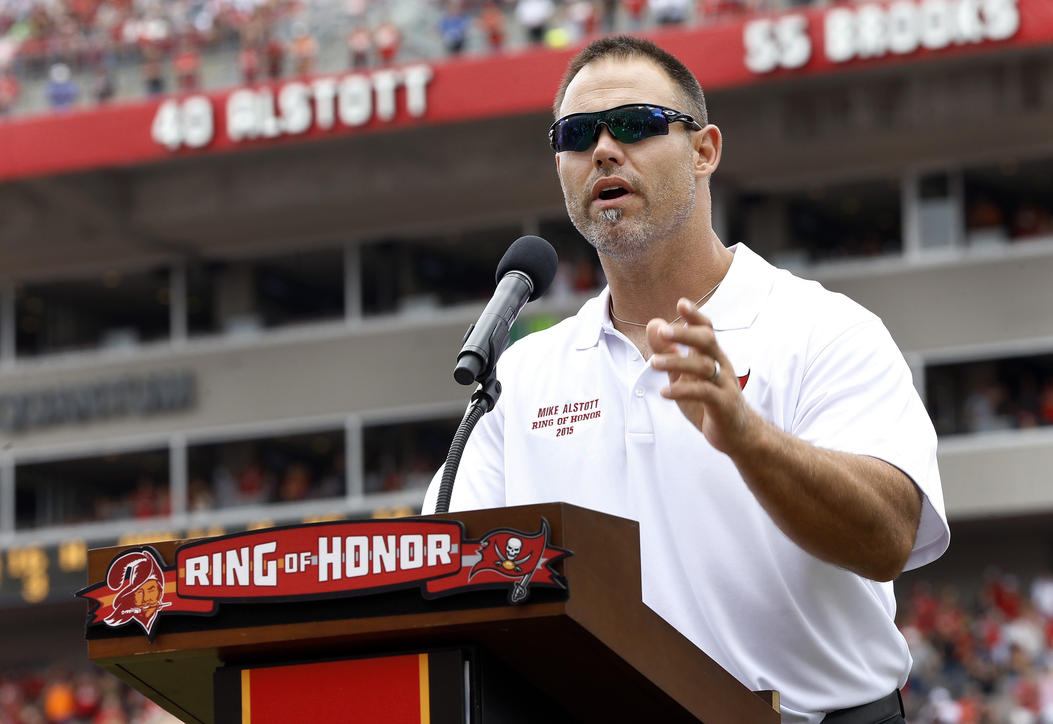 Ex-NFL star Mike Alstott speaks out about risk of painkiller abuse - CBS  News
