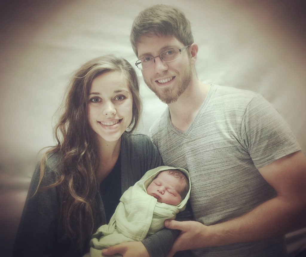 Jessa (Duggar) Seewald shares Christmas photos of baby CBS News(01)