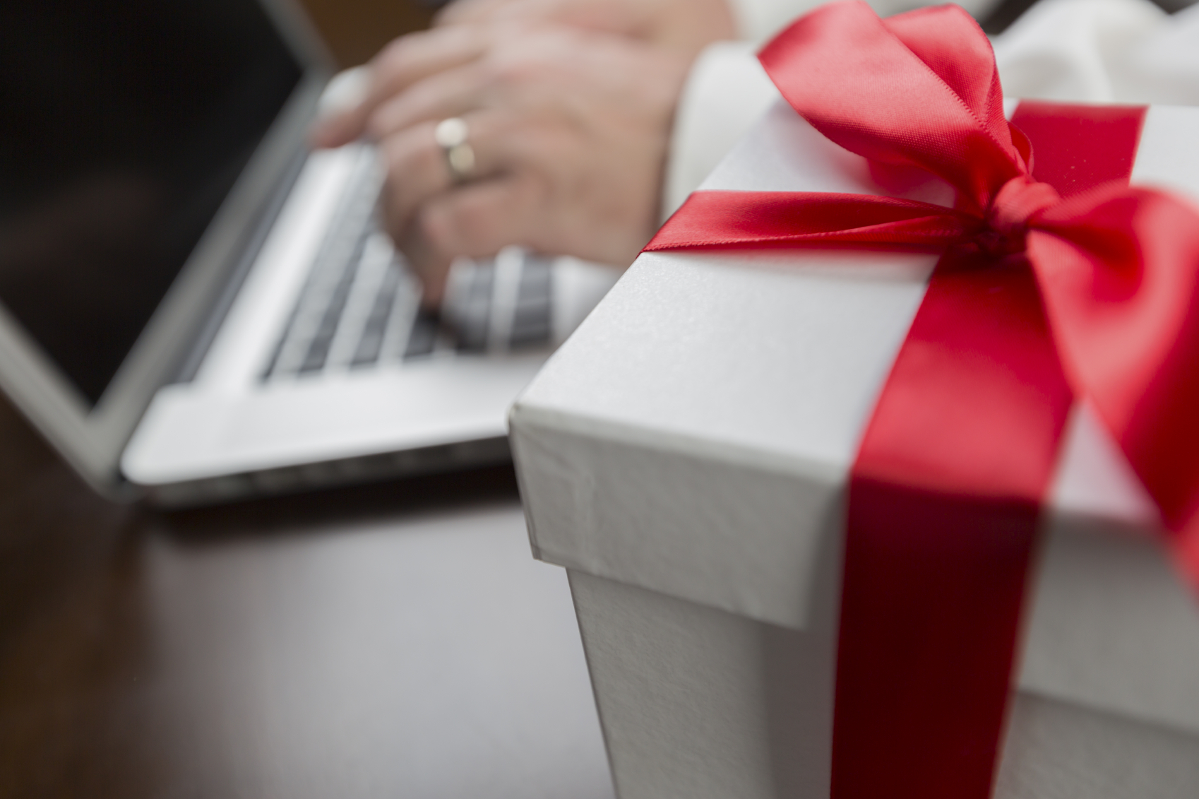 online-shopping-gift-box-with-red-bow.jpg 