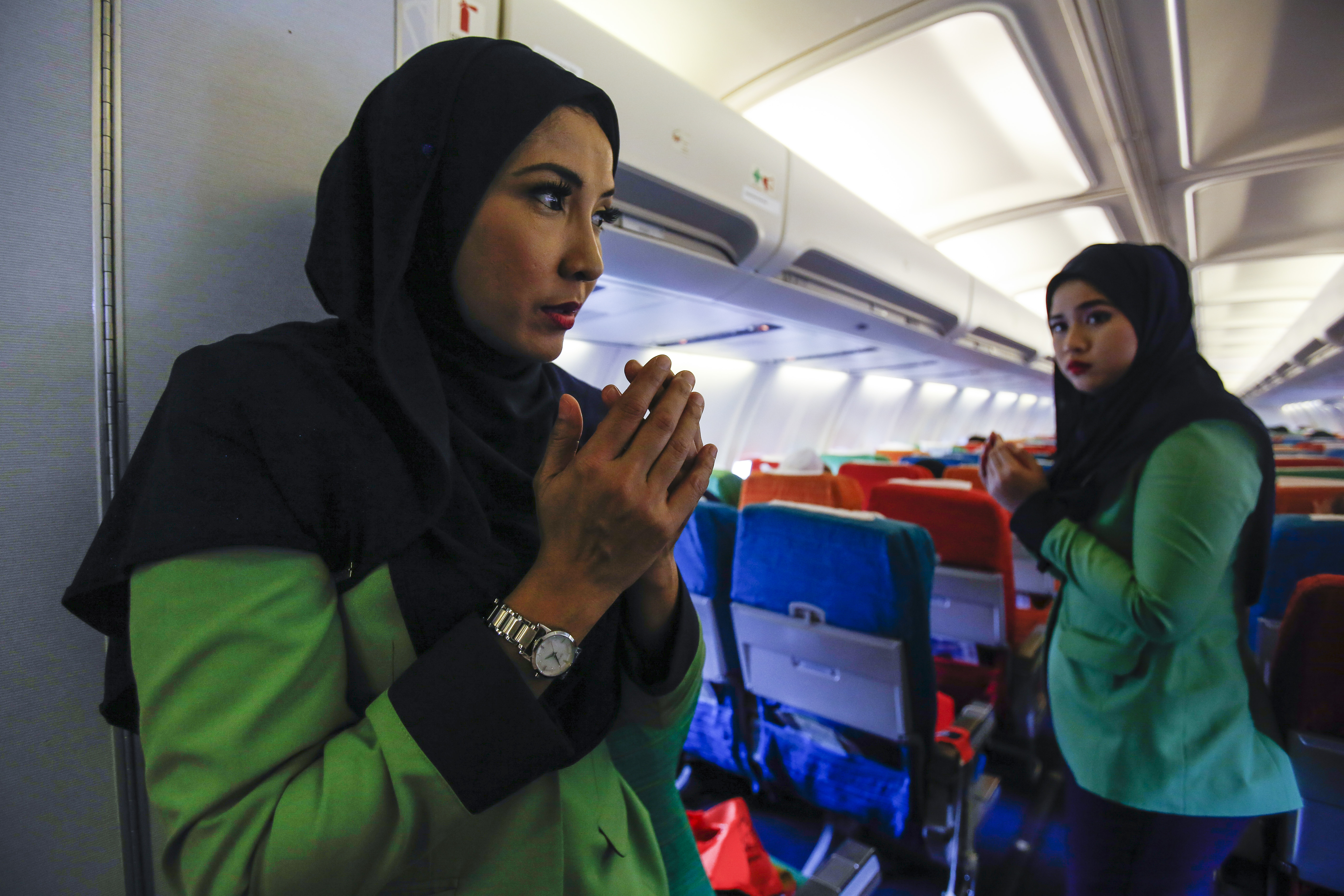 Malaysia's new Islamic airline takes off with a prayer - CBS News