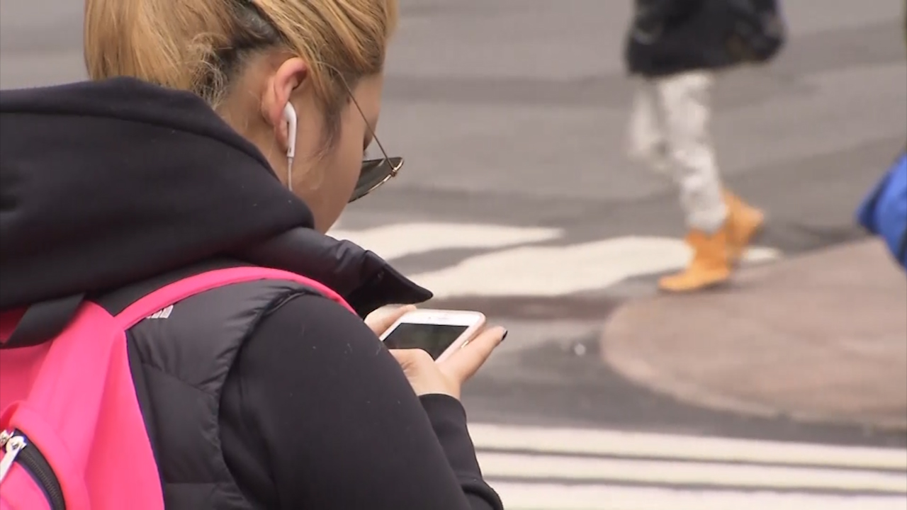 cell phone walking accidents