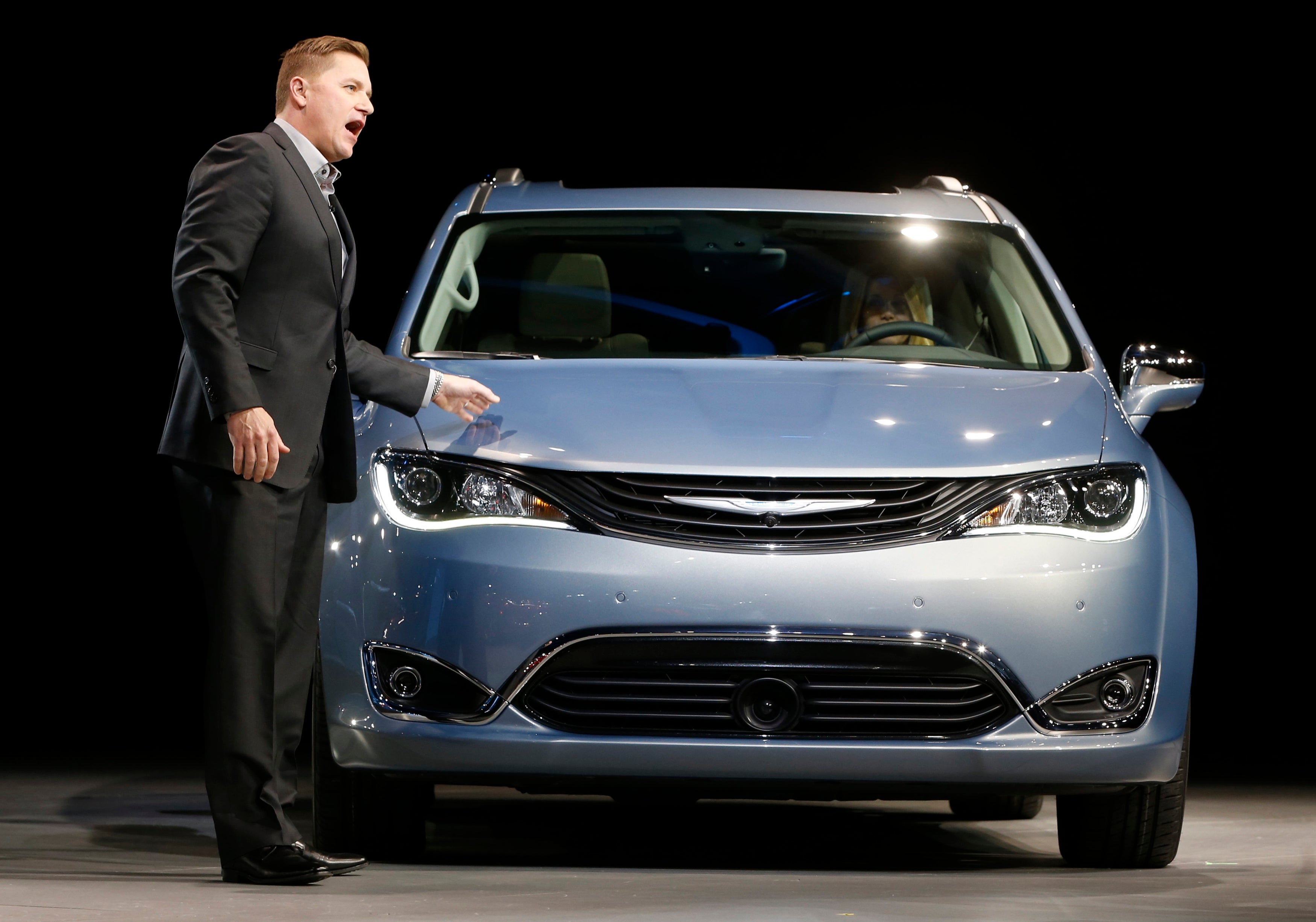 Fiat Chrysler announces 1 billion investment in U.S. factories to