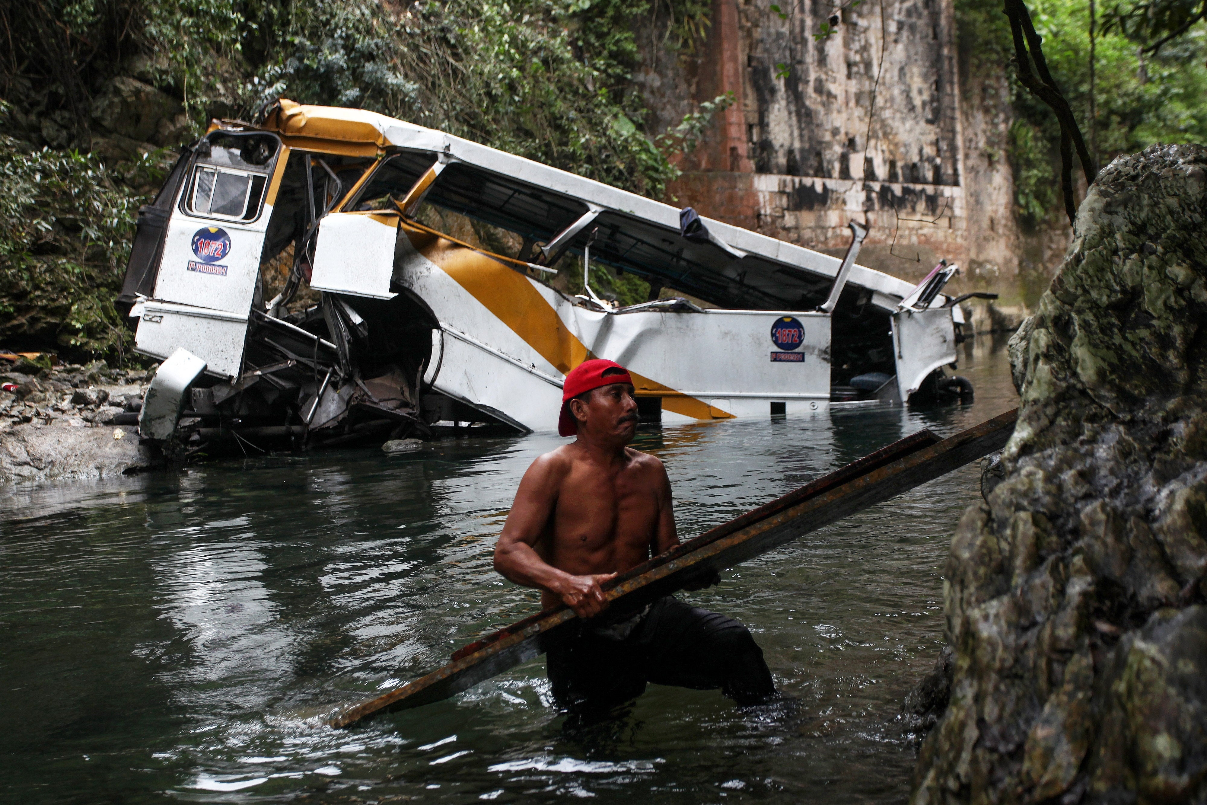 20 dead in bus crash in southern Mexico - CBS News