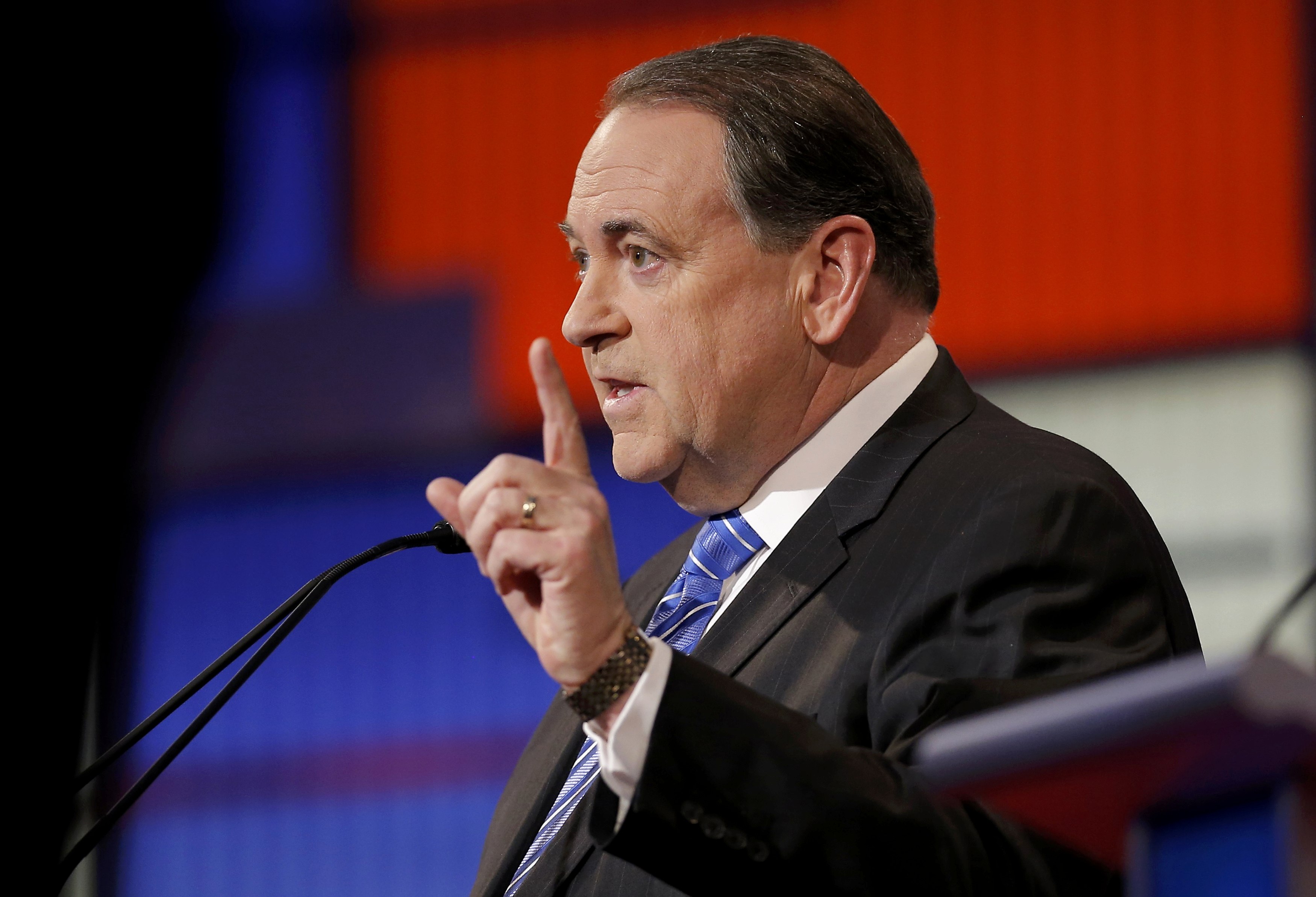 Mike Huckabee Suspends His Presidential Campaign - CBS News