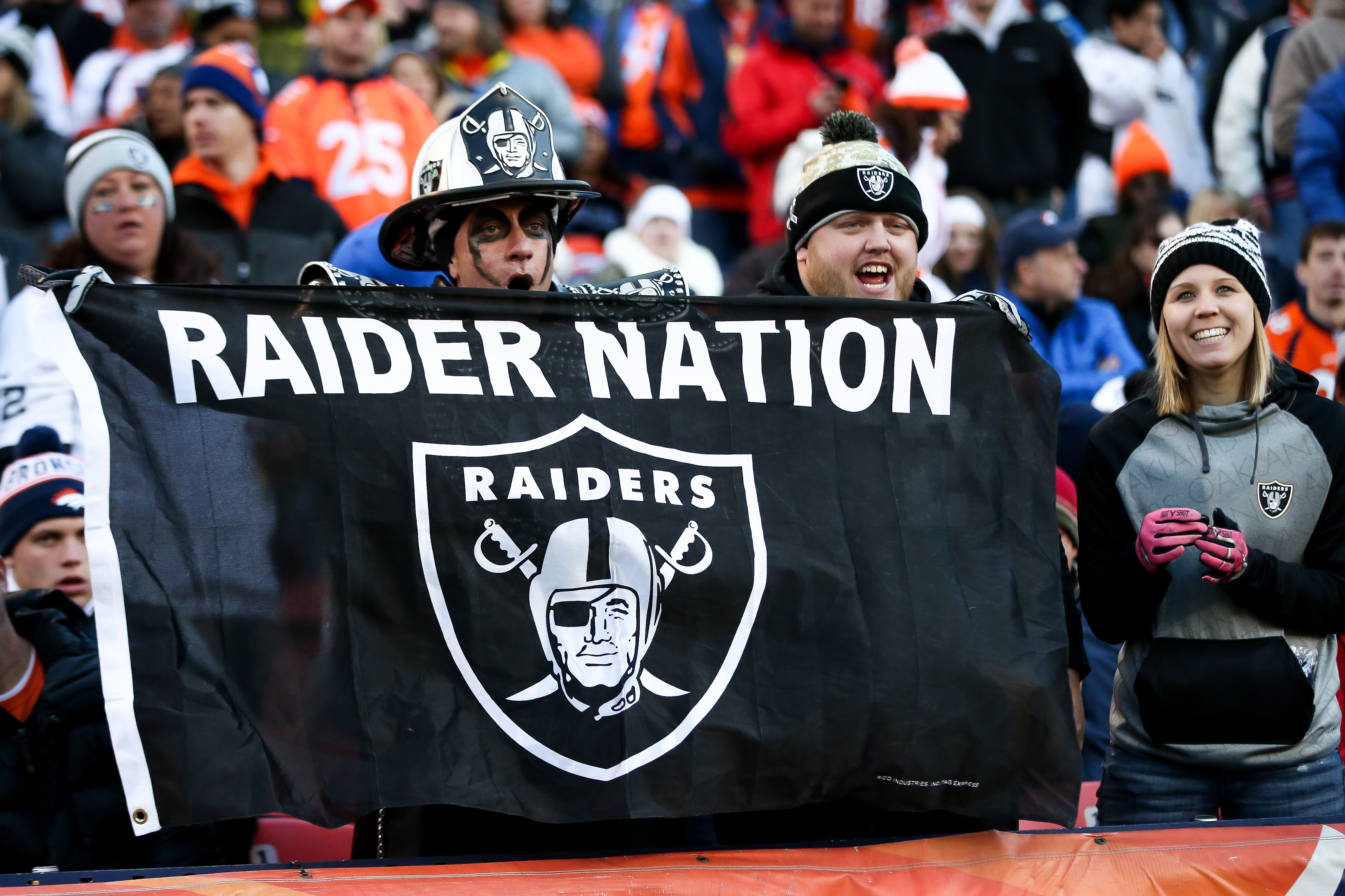 Oakland Raiders sign lease on O.co Coliseum for 2016 season