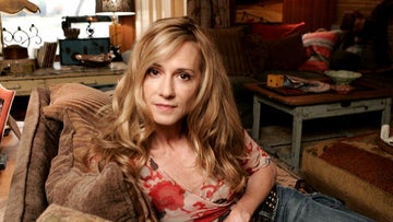 Holly Hunter: Portraying lives less ordinary - CBS News