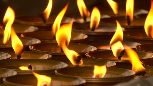 bhutan-temple-candles-burning-620.jpg 