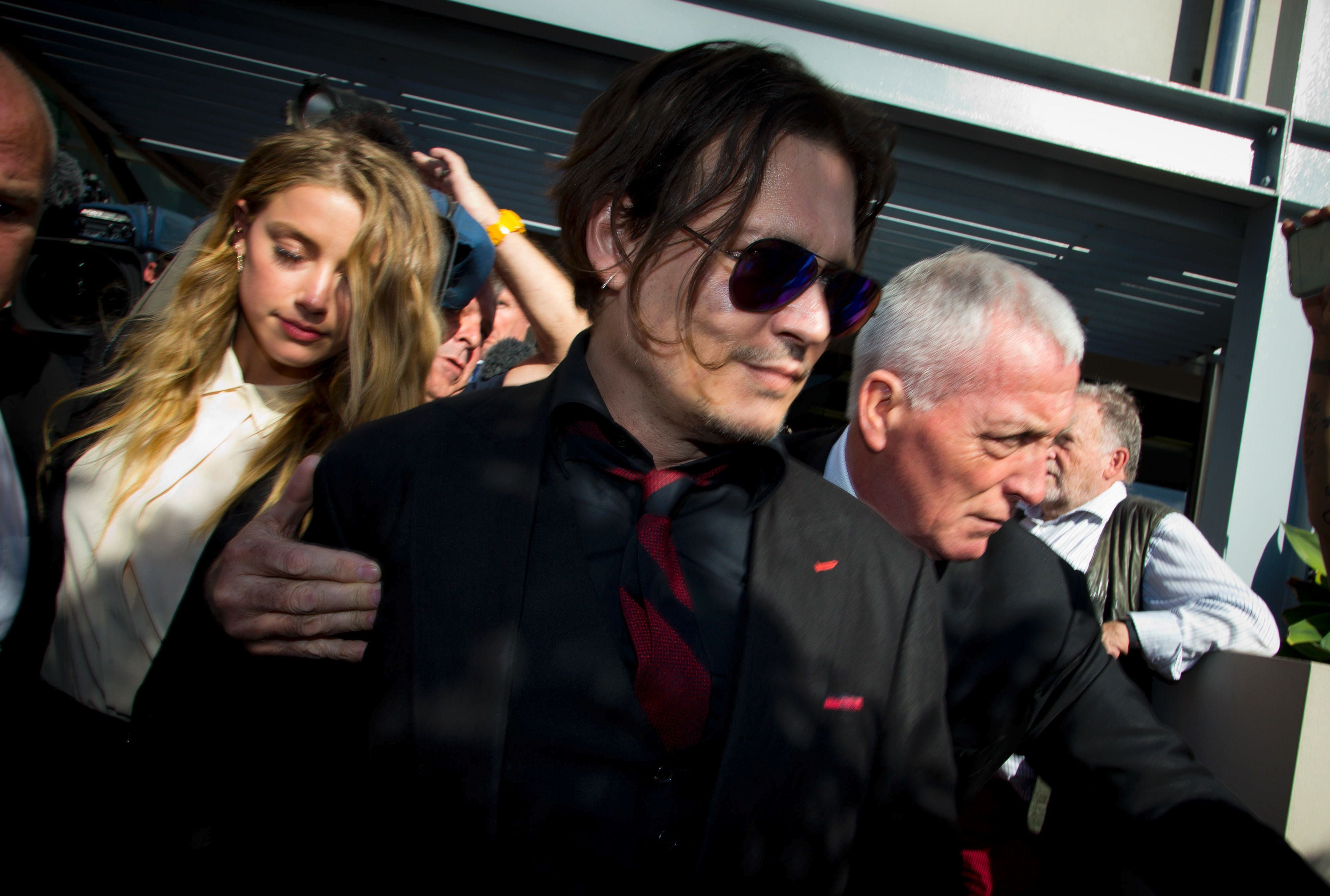 Amber Heard and Johnny Depp record awkward Australia apology video