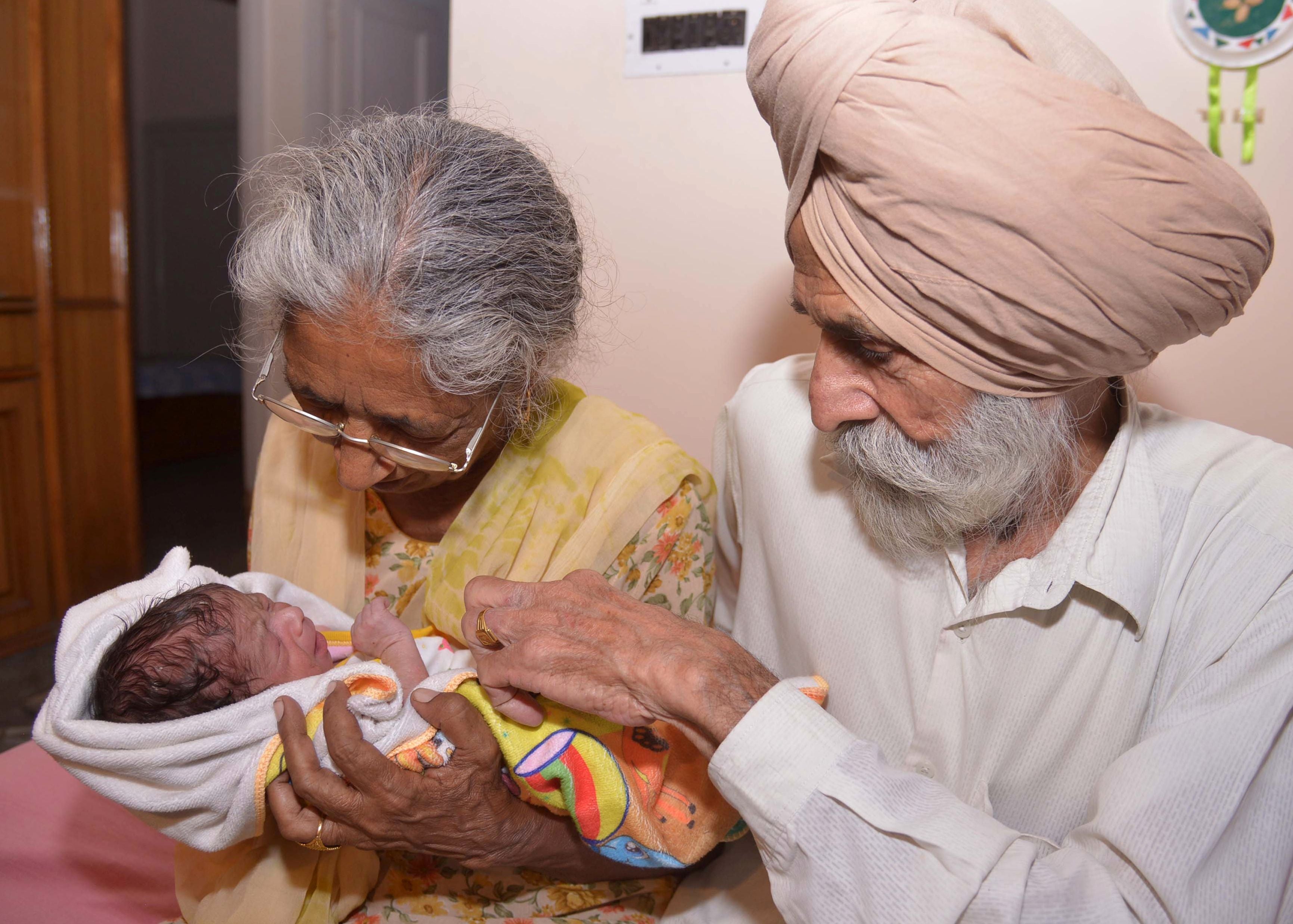 Vintage Birth Videos - Woman in her 70s may be oldest ever to give birth - CBS News