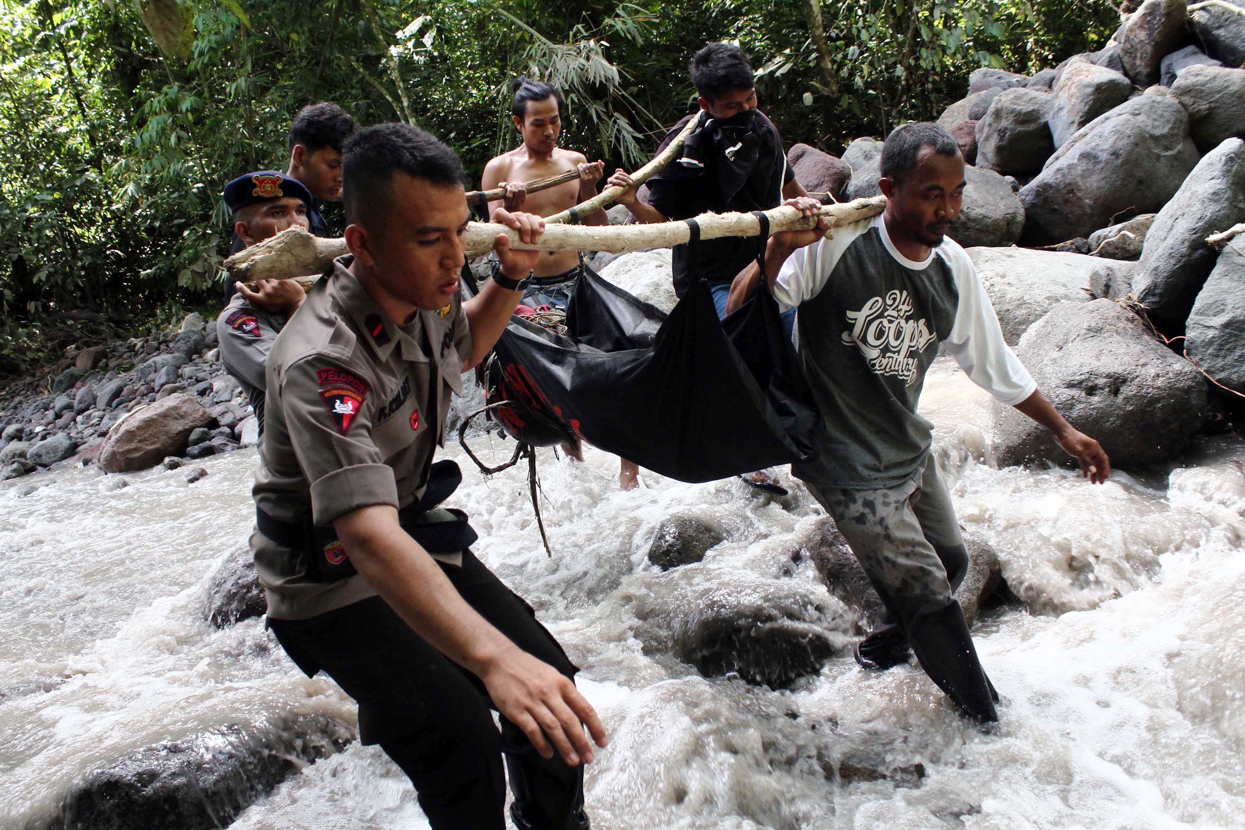 Indonesia landslide kills college students at Dua Warna waterfall in ...