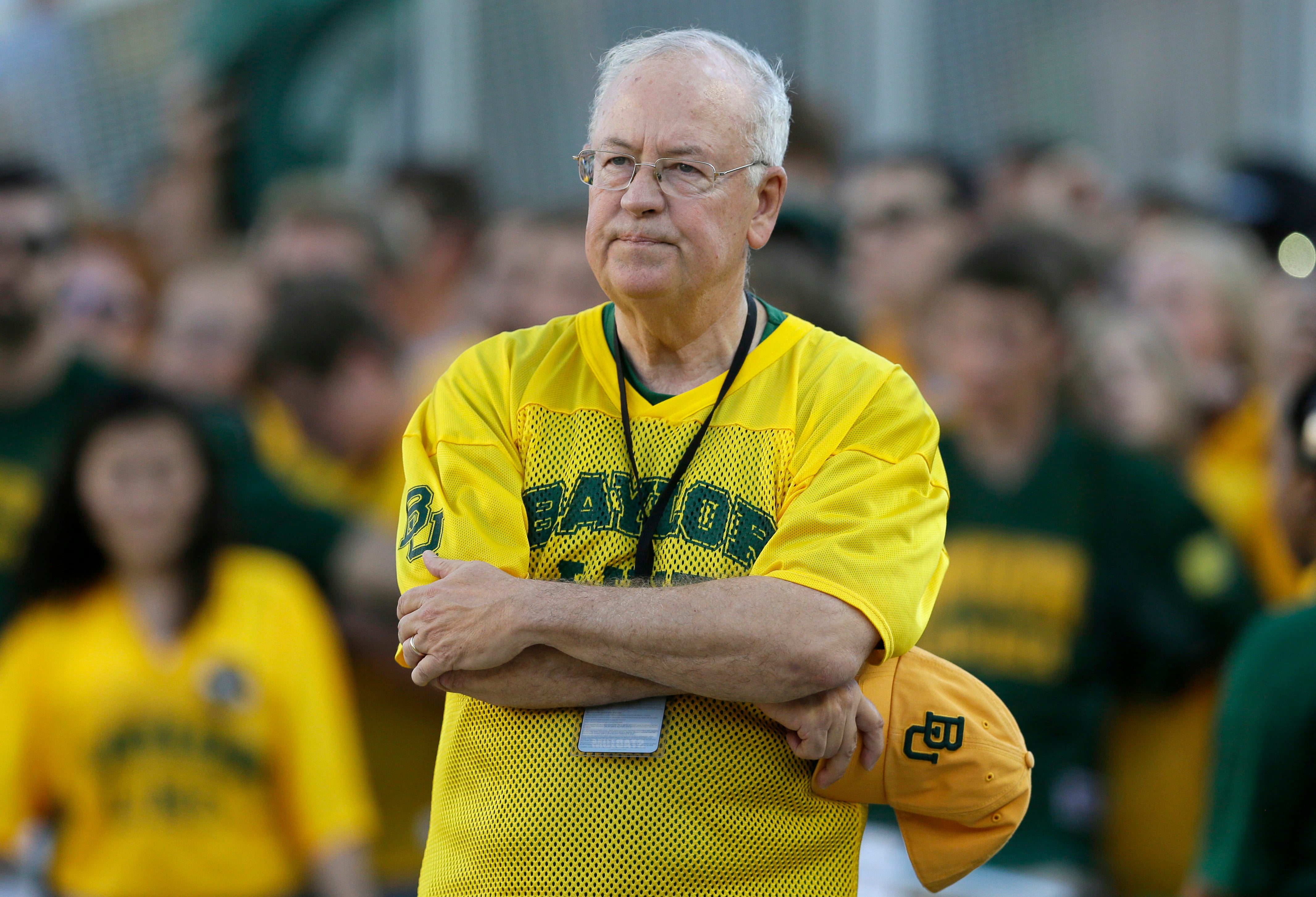 Baylor president Ken Starr demoted, coach fired amid sexual assaults  scandal - CBS News