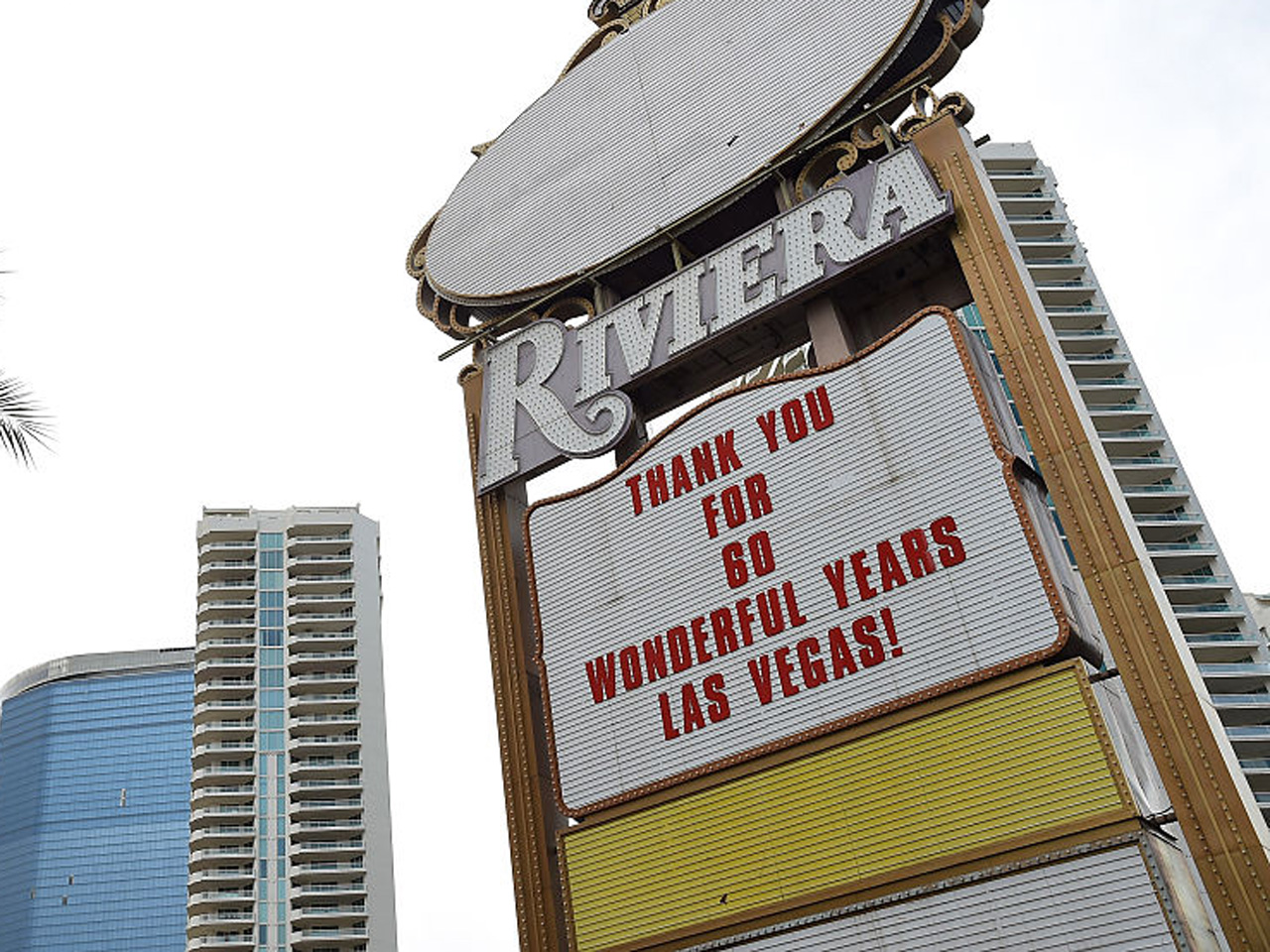 Video: Implosion levels tower of Riviera casino in Las Vegas