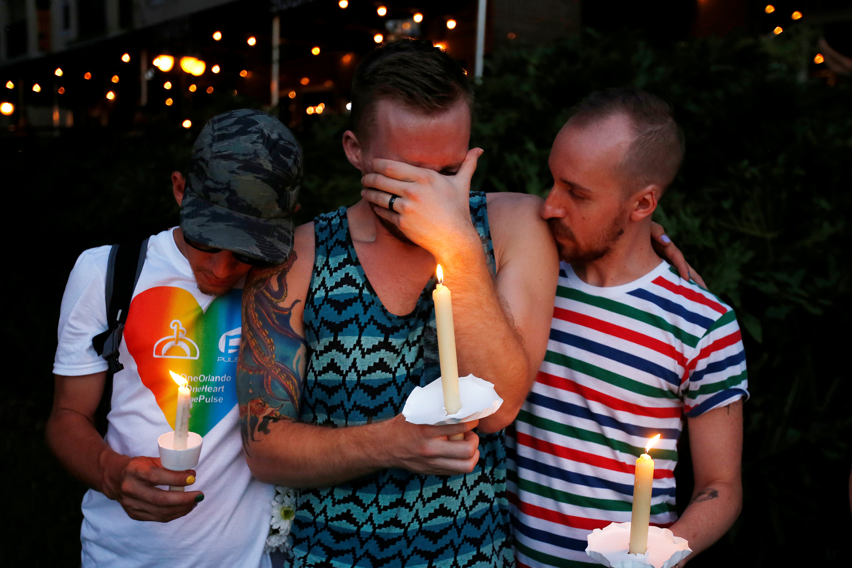 Tens of thousands attend Orlando vigil for nightclub shooting victims - CBS  News