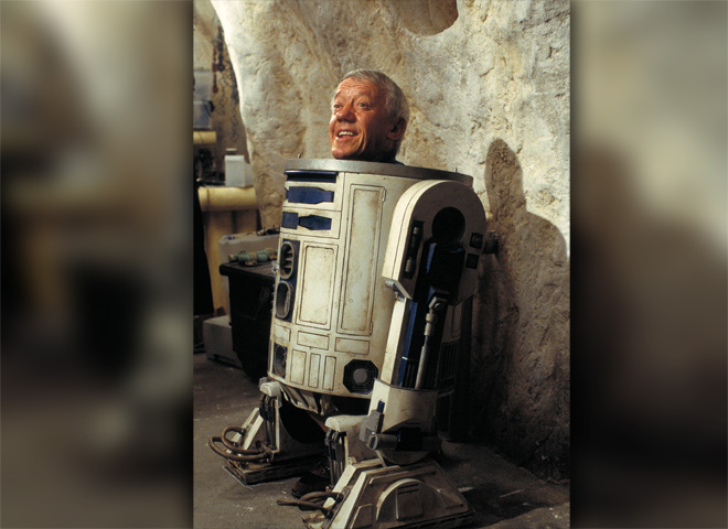 sofá Milagroso Articulación Kenny Baker, actor inside "Star Wars" droid R2-D2, is dead - CBS News