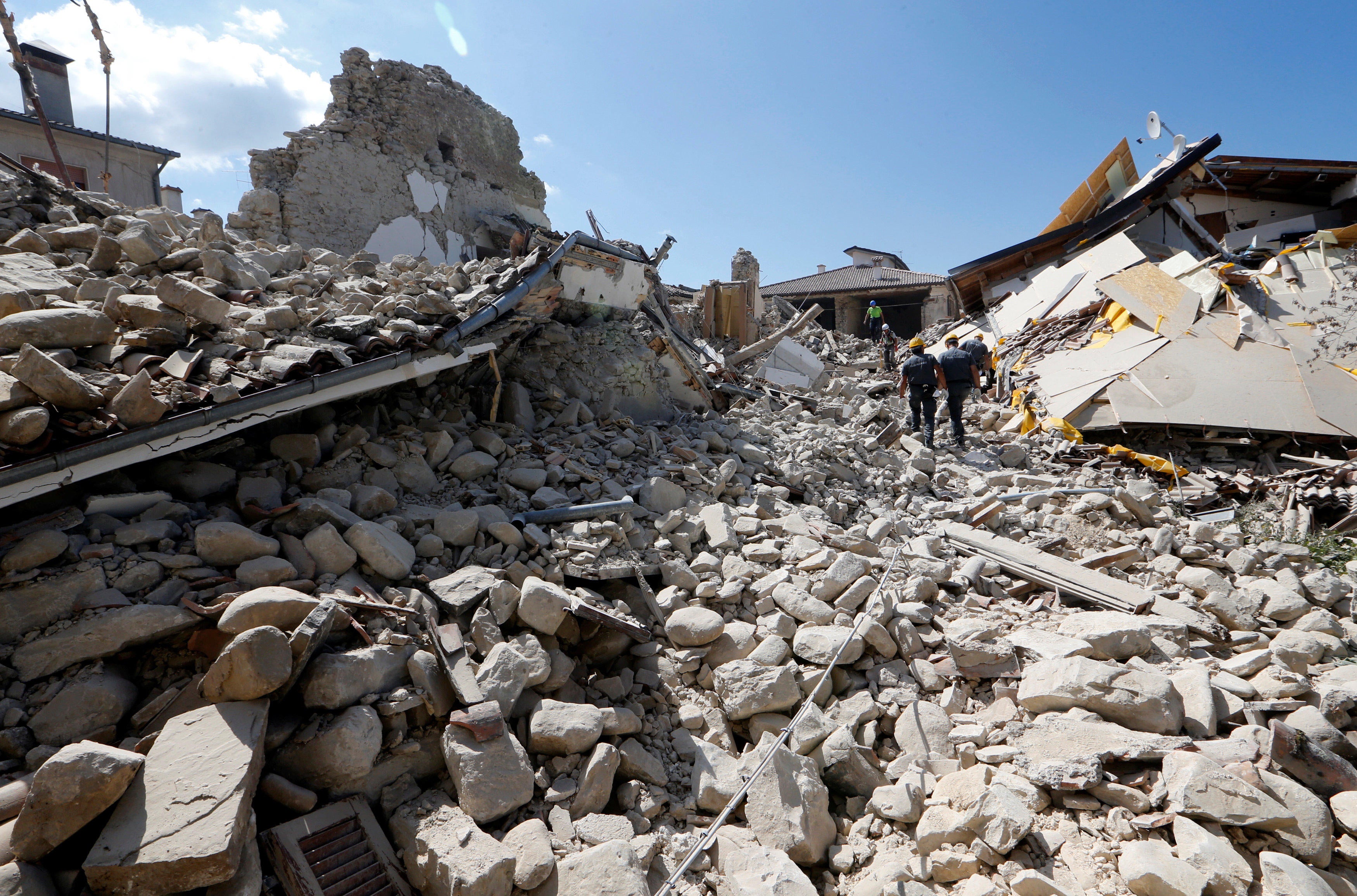 Rebuilding quake-ravaged towns in Italy a daunting challenge - CBS News