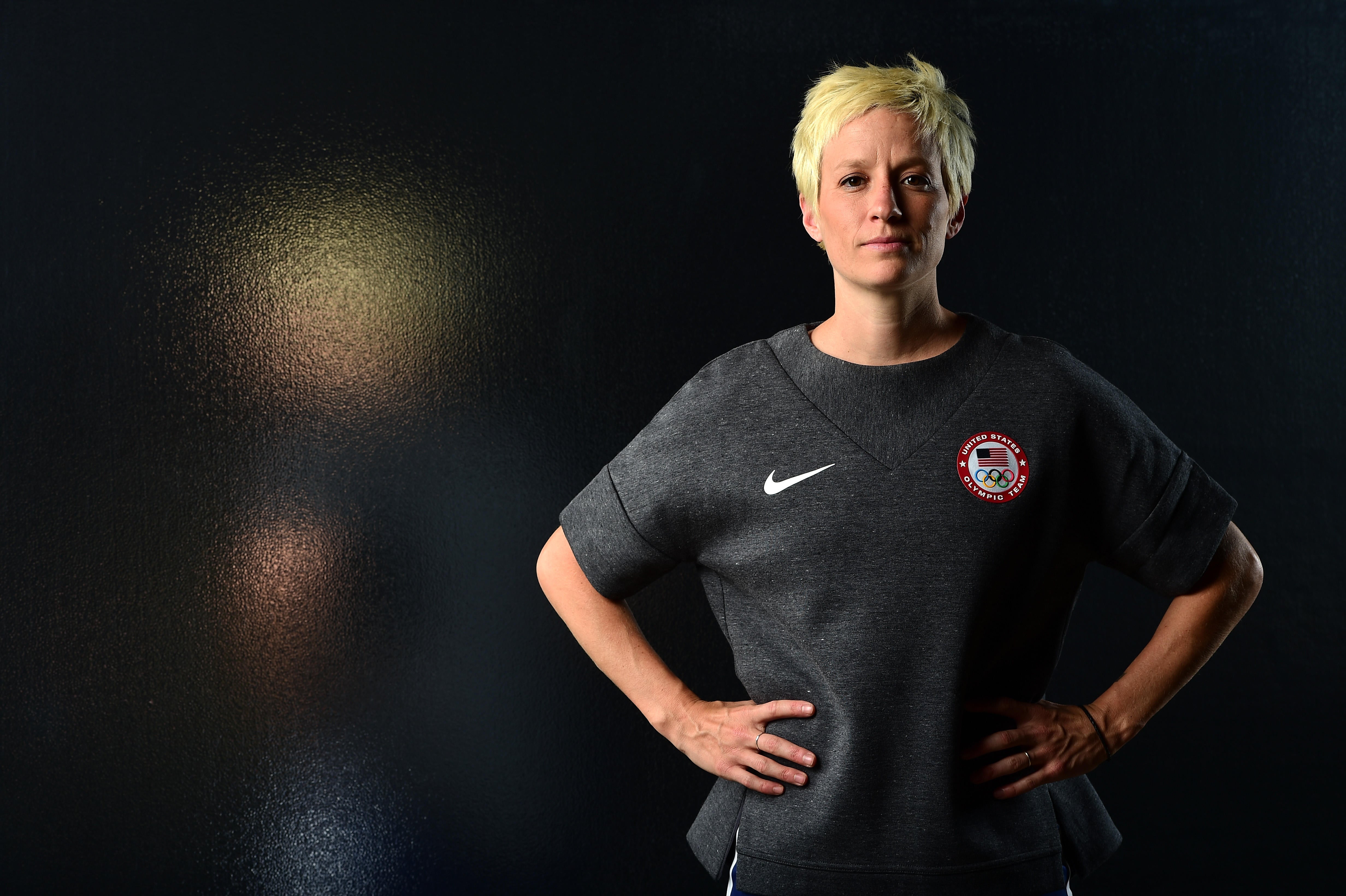 Us Soccer Star Megan Rapinoe Kneels During National Anthem Cbs News 