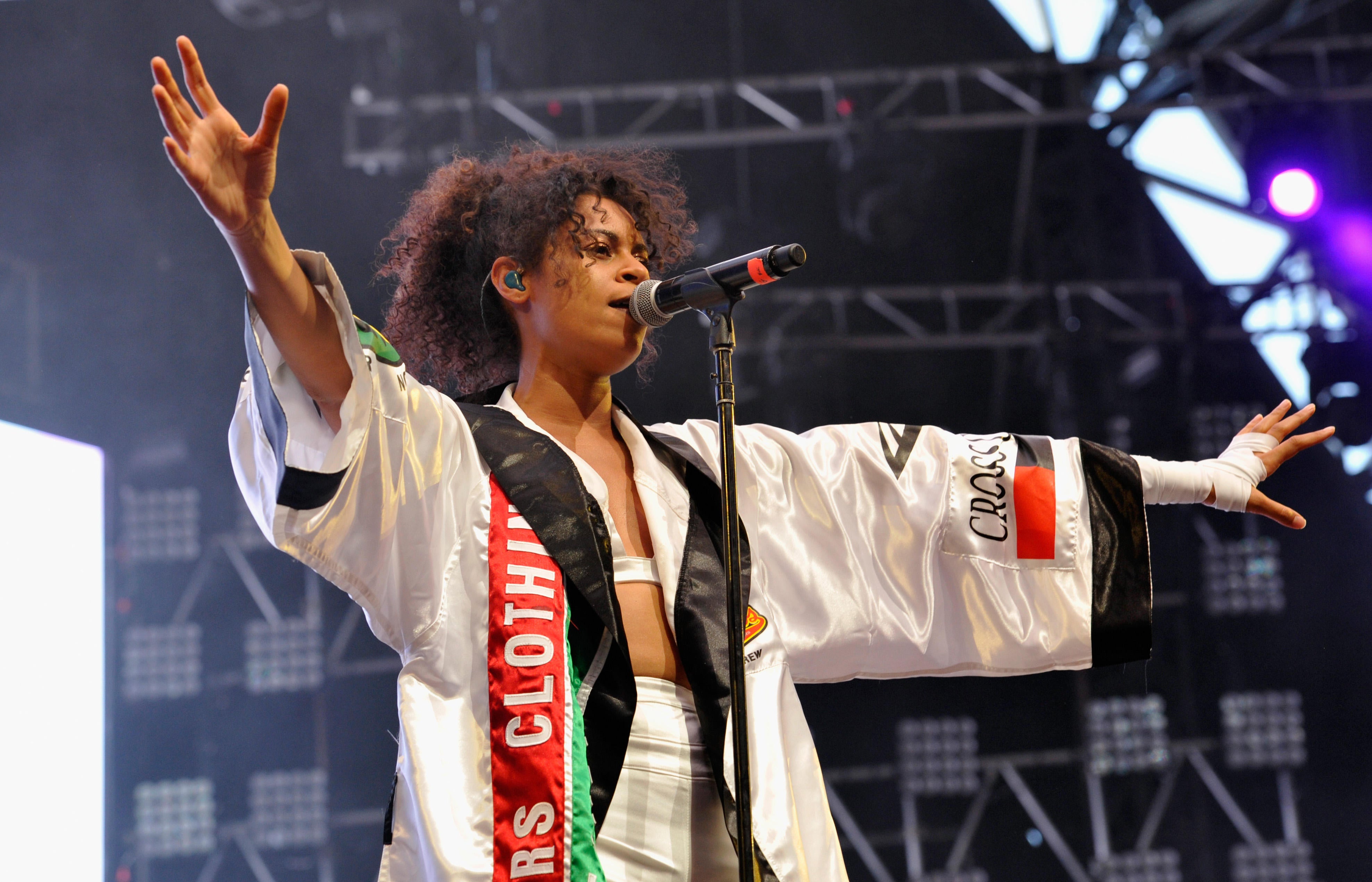 AlunaGeorge singer Aluna Francis breaks the mold - CBS News