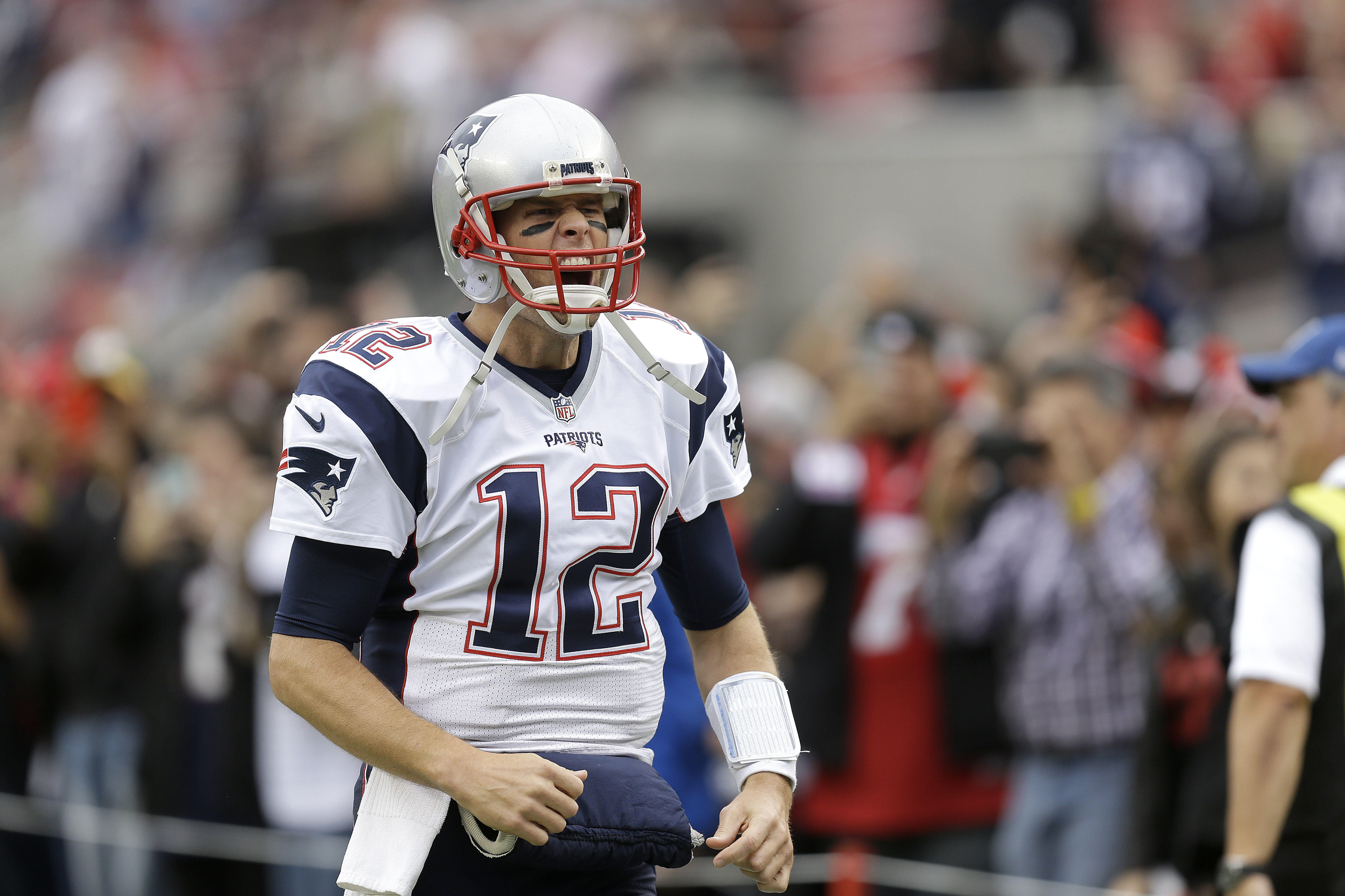 Brady throws for 517 yards in Patriots' win over Dolphins