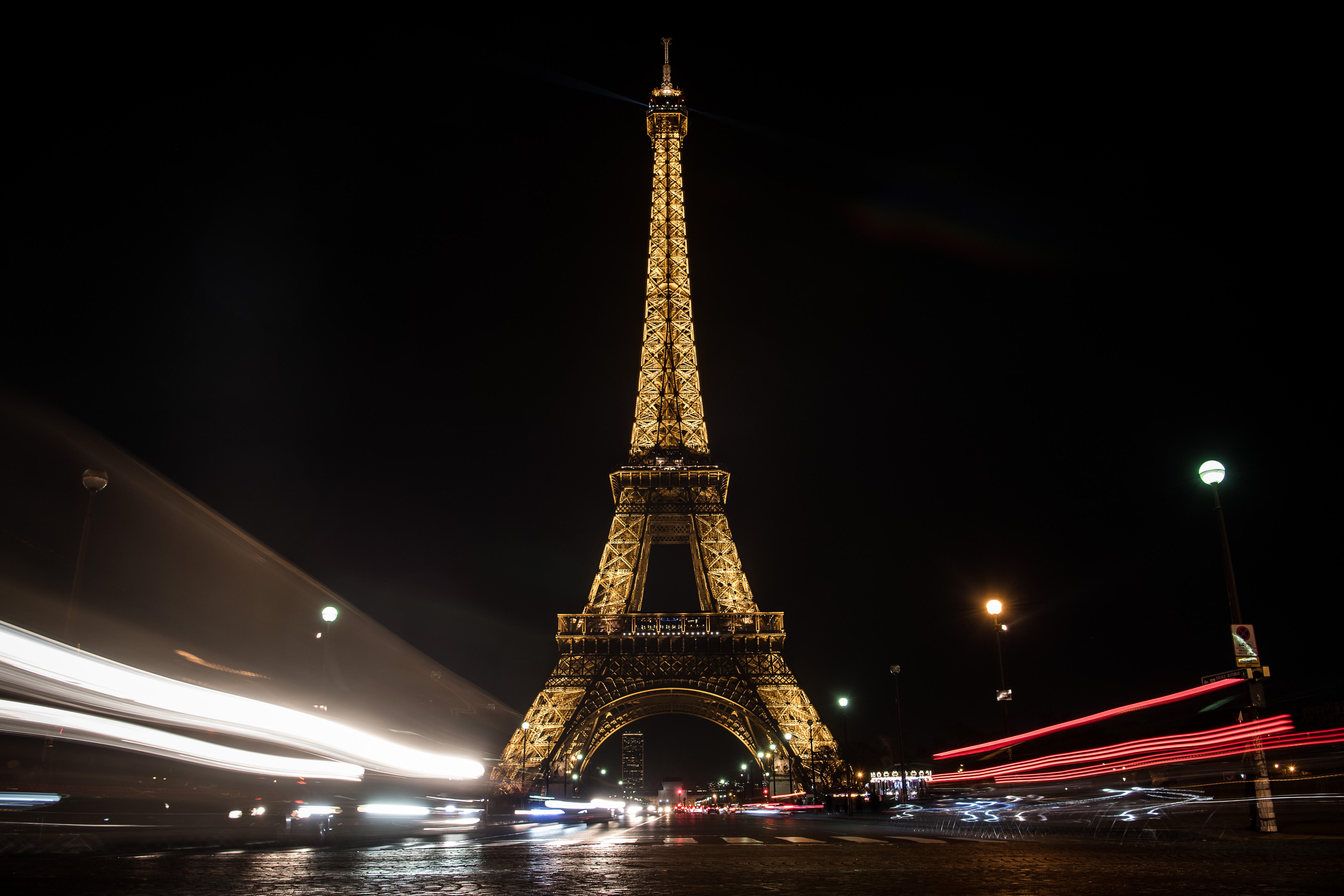 Eiffel Tower reopens to public after 5-day closure - CBS News