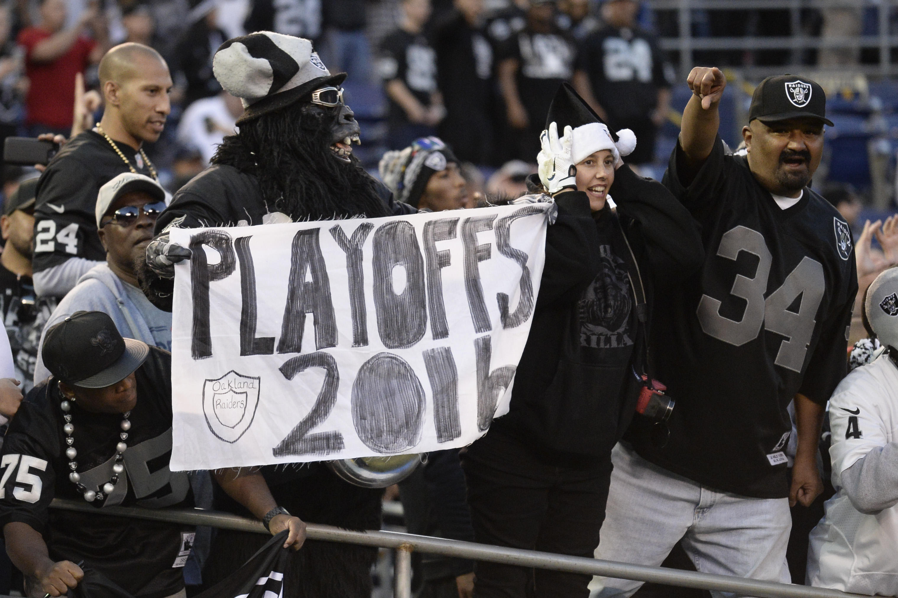 Raiders beat Chargers, make playoffs for the first time since 2016