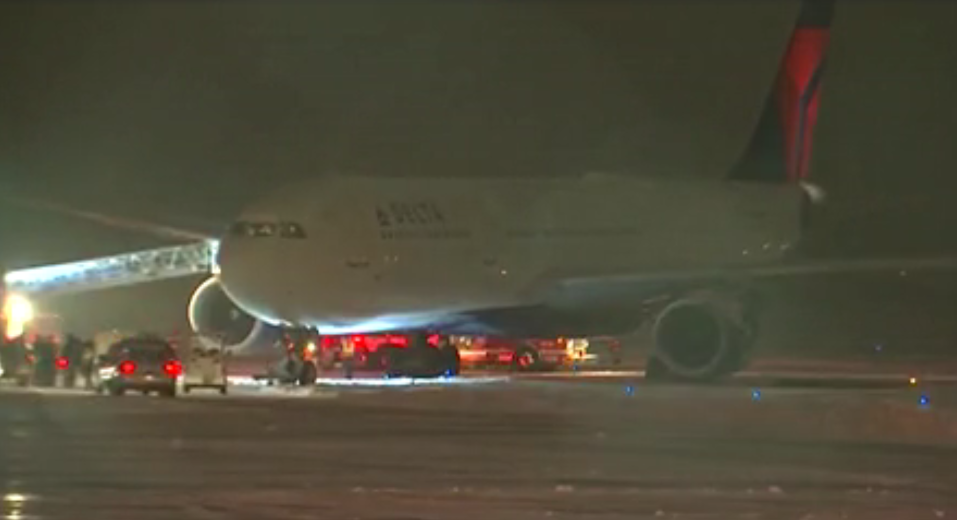 Minnesota Vikings plane slides off runway - CBS News