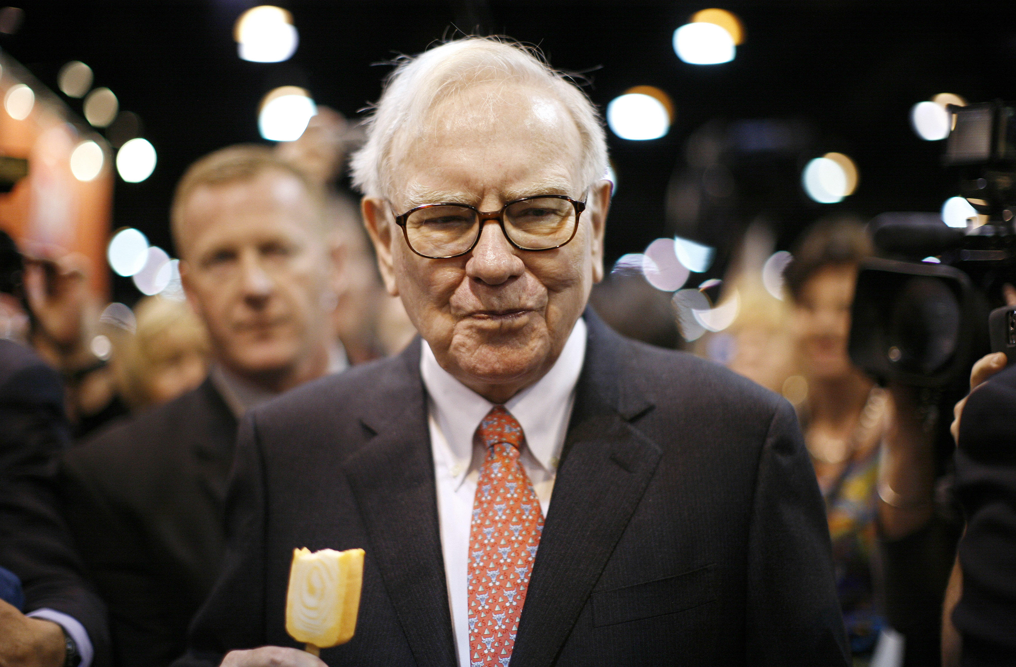 Apple Stock Price Hits New High After Warren Buffett Reveals Bigger Stake Cbs News