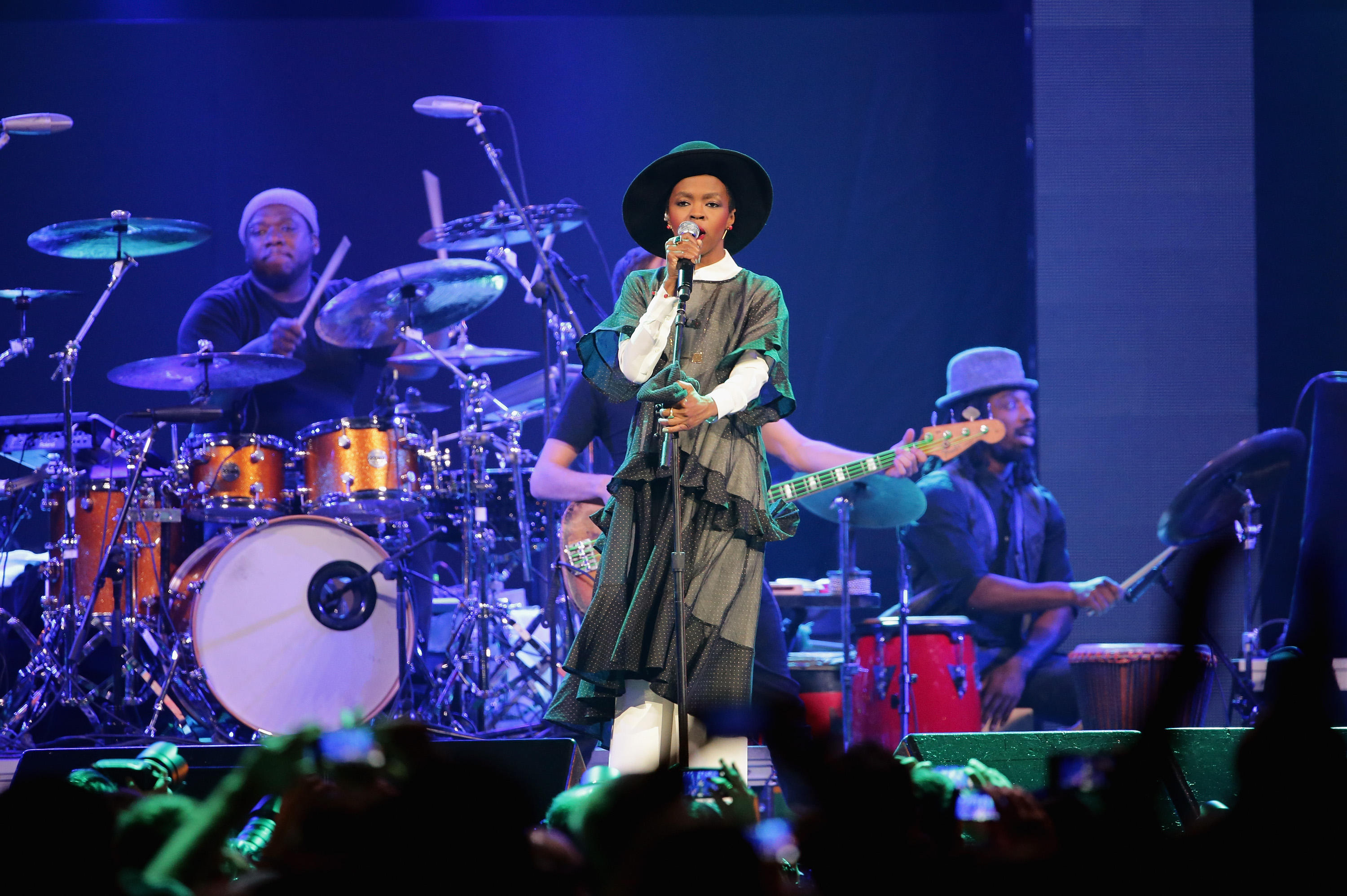 Lauryn Hill arrives three hours late to Pittsburgh concert CBS News