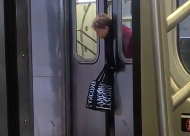 New York Subway Riders Walk Past Woman With Head Trapped Between Doors Video Shows Cbs News 7242