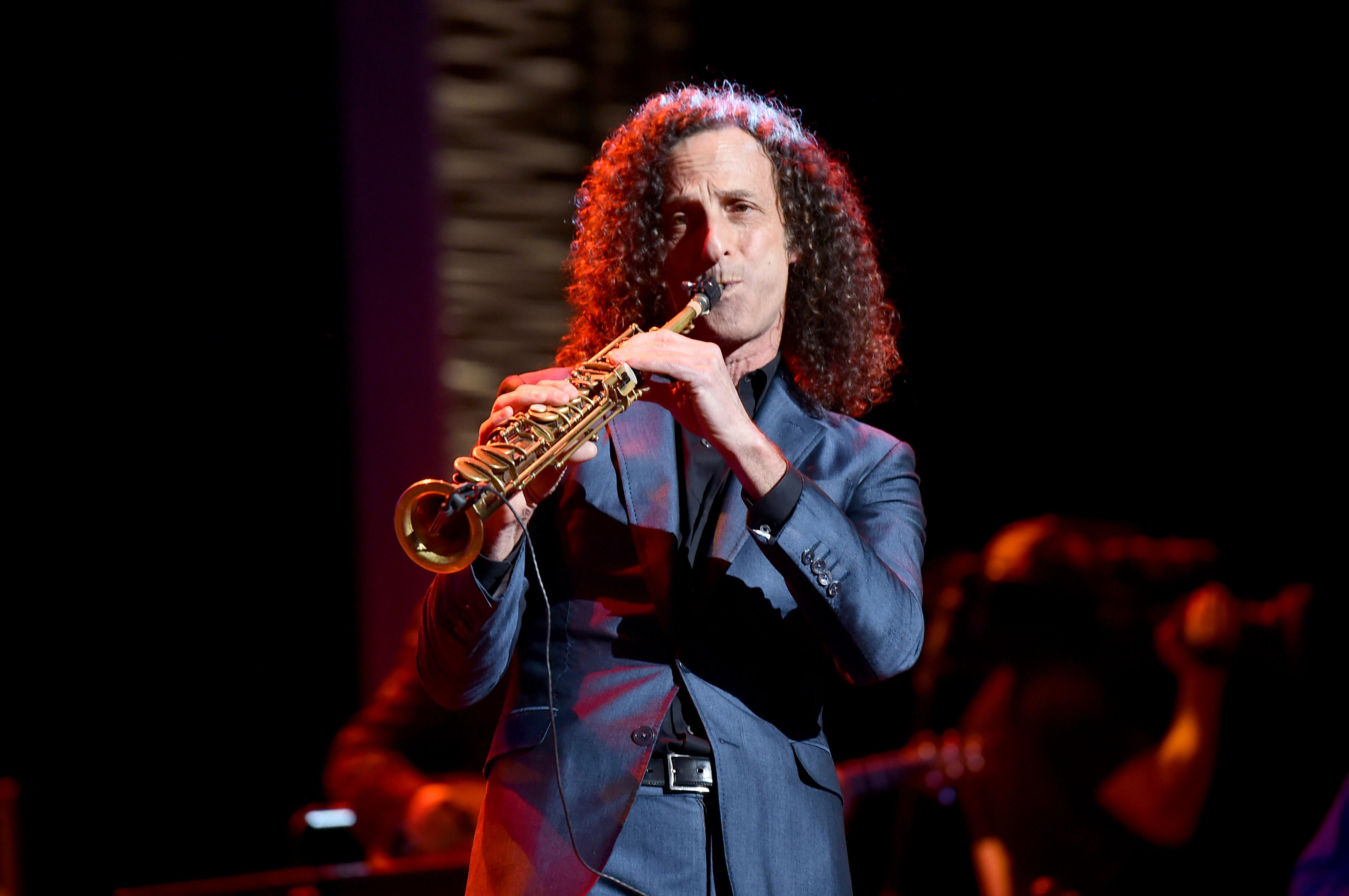 Kenny G holds impromptu performance on flight CBS News