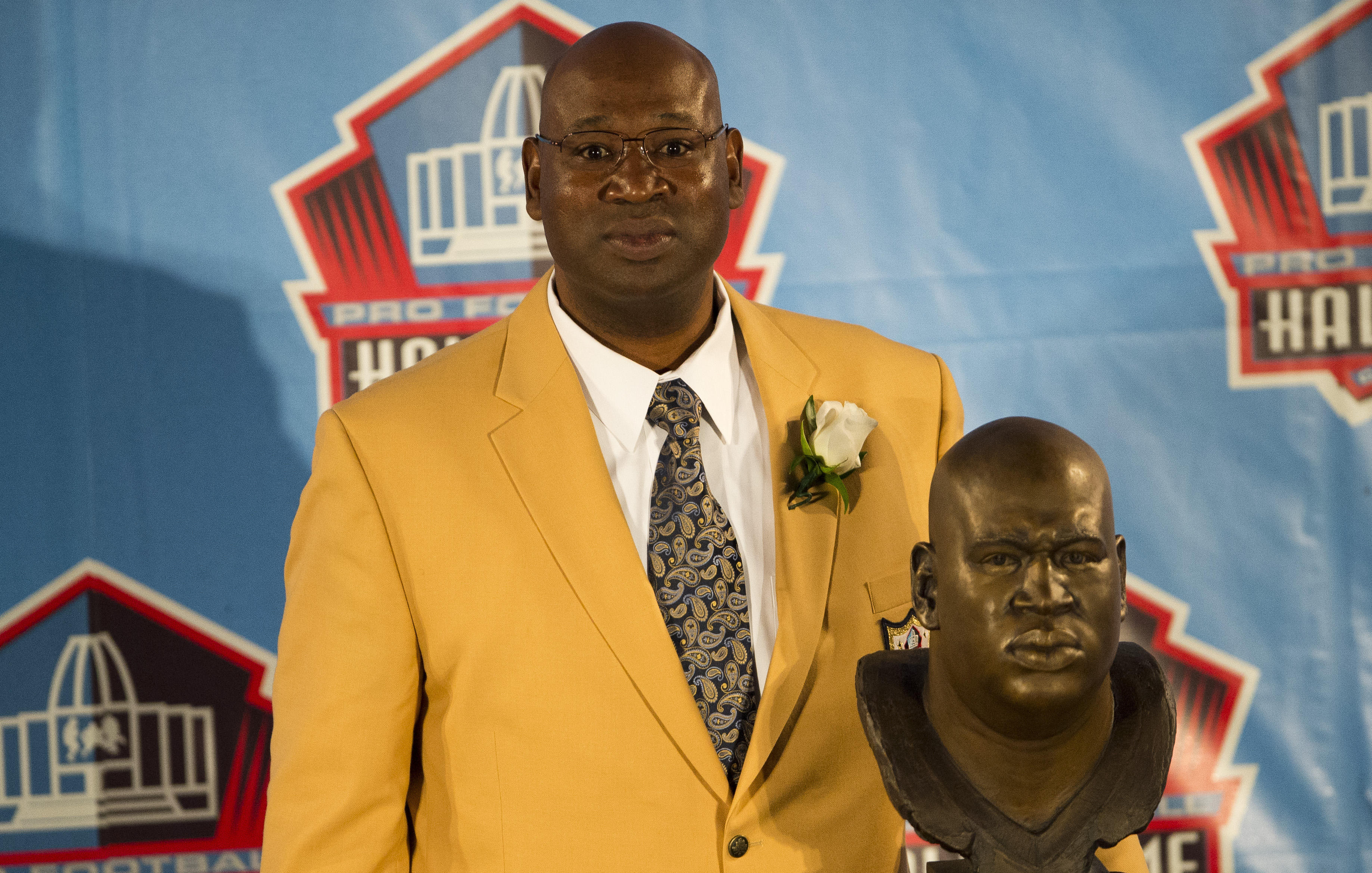 Defensive tackle Cortez Kennedy of the Seattle Seahawks looks on News  Photo - Getty Images