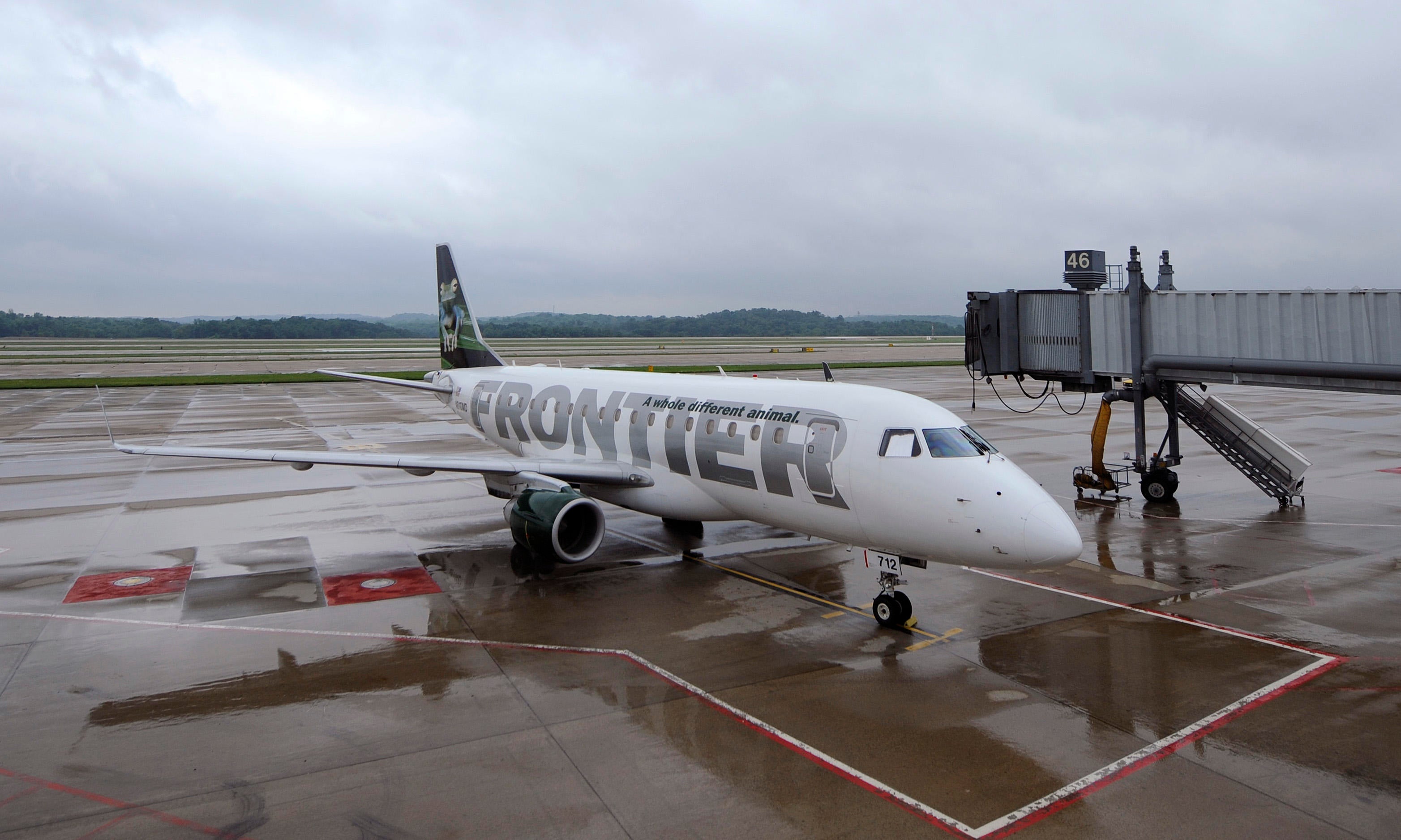 Frontier Airlines flight attendants can now pocket customer tips - CBS News