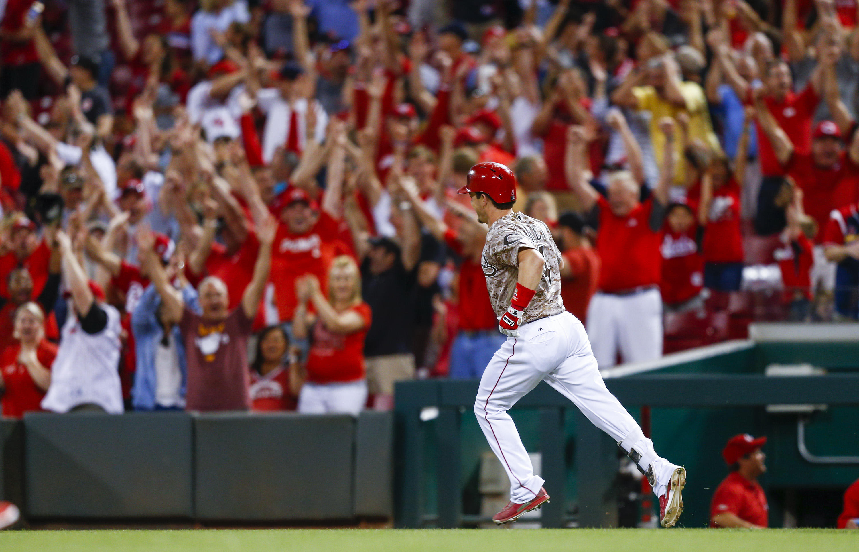 Reds' Scooter Gennett homers 4 times, ties MLB record - CBS News