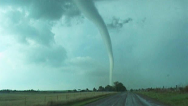 Storm chasing couple's whirlwind life - CBS News