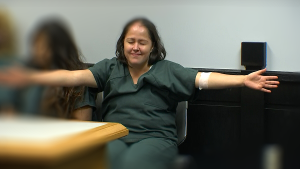 Mom accused of killing 4 kids and their father shows bizarre behavior ...