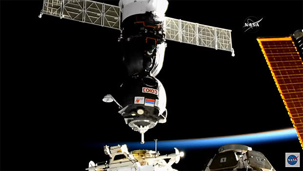 Soyuz rocket carries 3-man crew to space station - CBS News