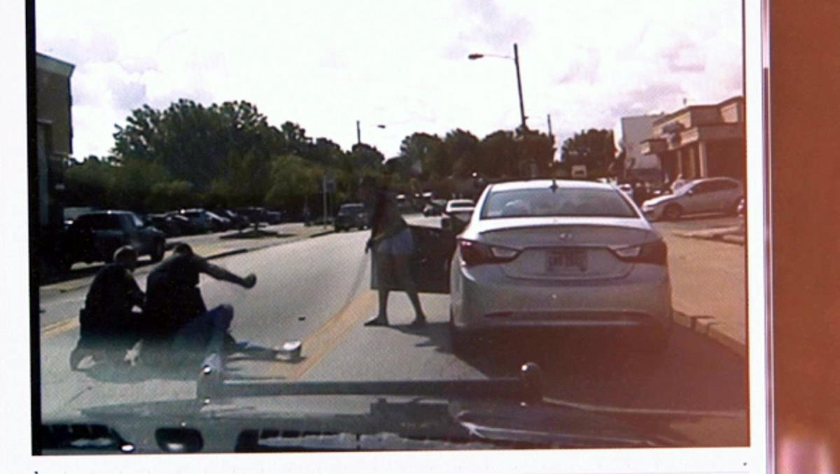 Video Shows Euclid Ohio Police Officer Punching Suspect During Traffic Stop Cbs News 