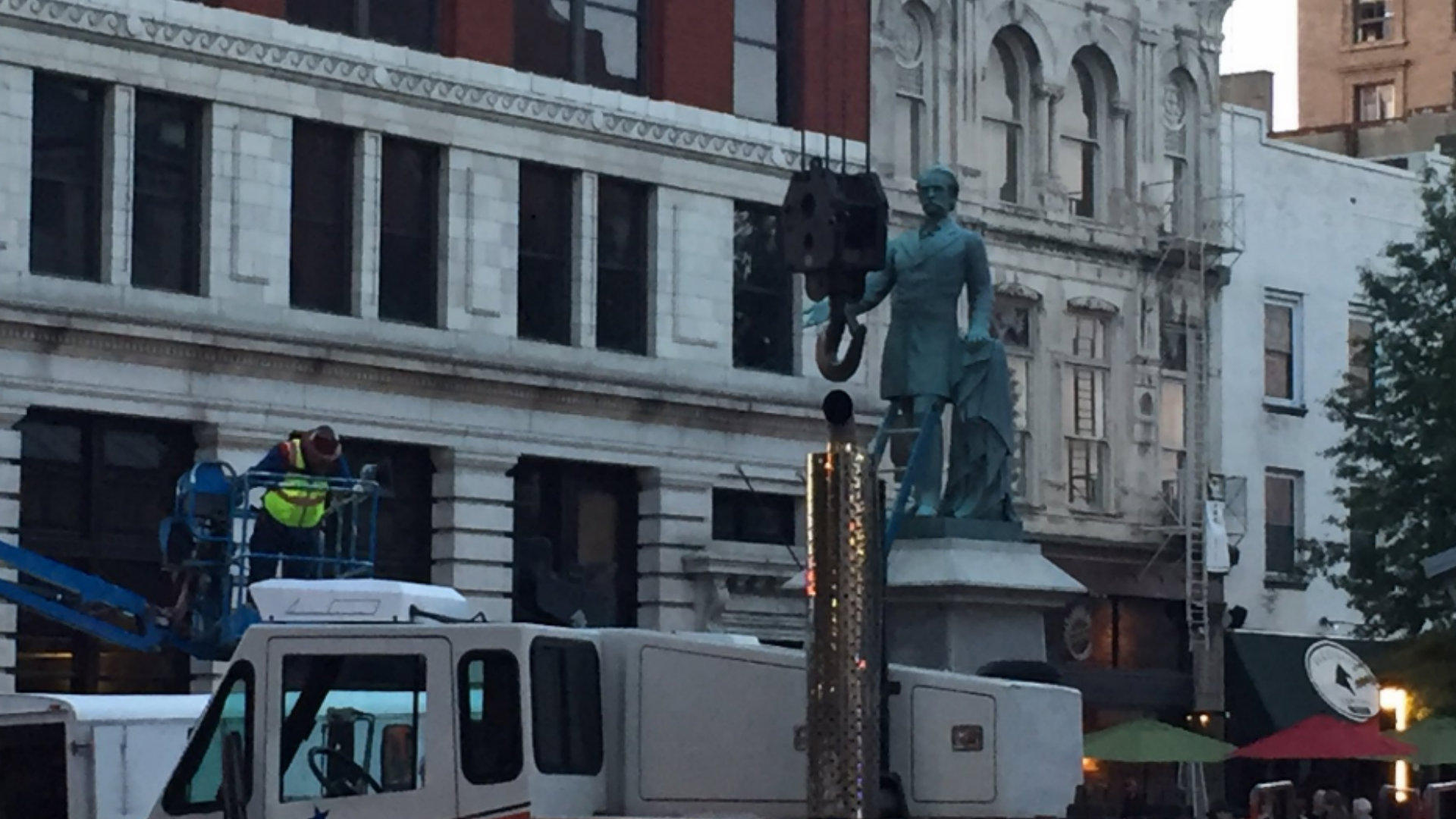 Kentucky city removes 2 Confederate statues from courthouse CBS News