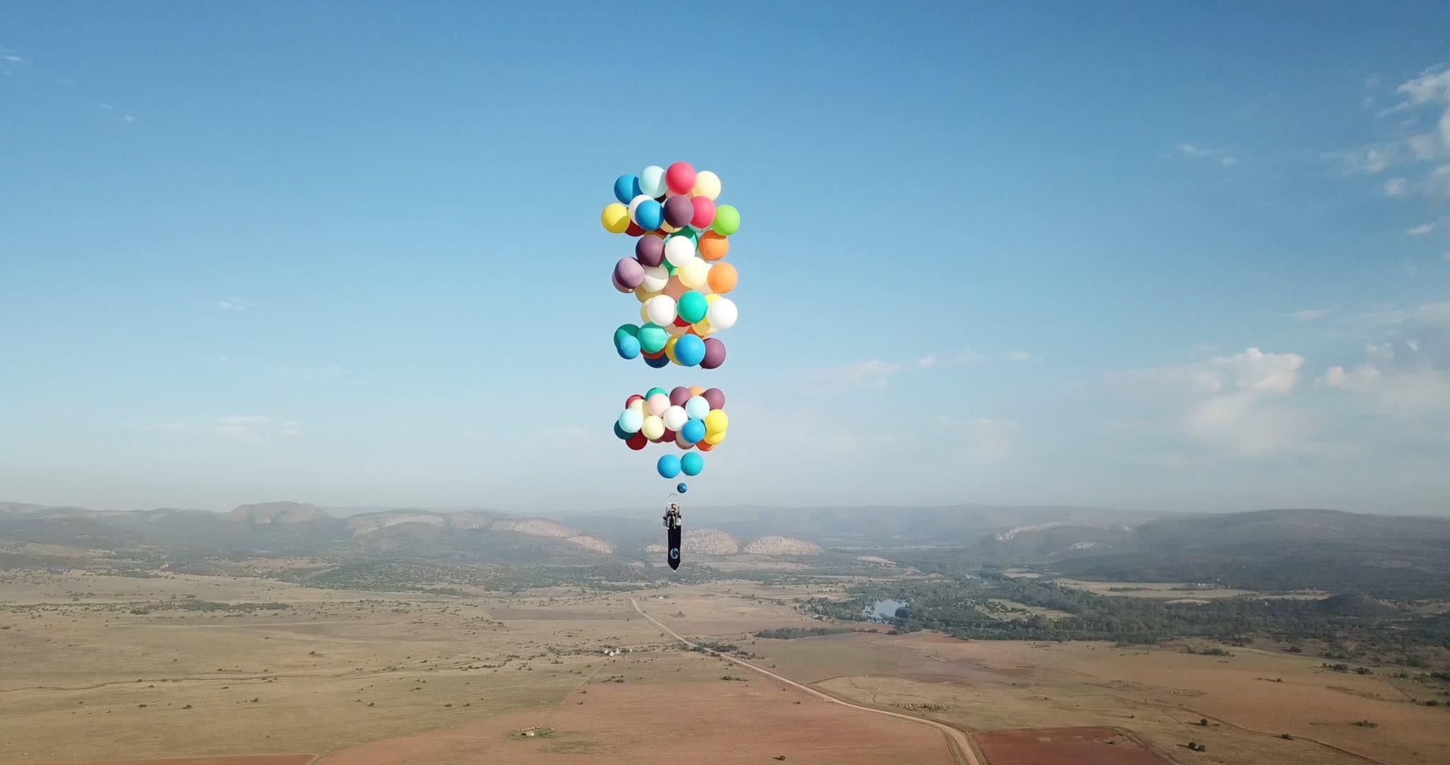 Man Strapped To 100 Helium Balloons Flies 8000 Feet Up In The Air Cbs News 