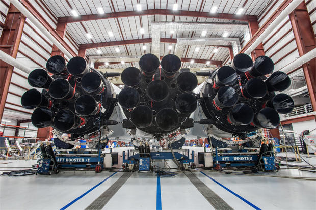 alliantie collegegeld vergeetachtig SpaceX shows off powerful Falcon Heavy rocket ahead of first launch - CBS  News