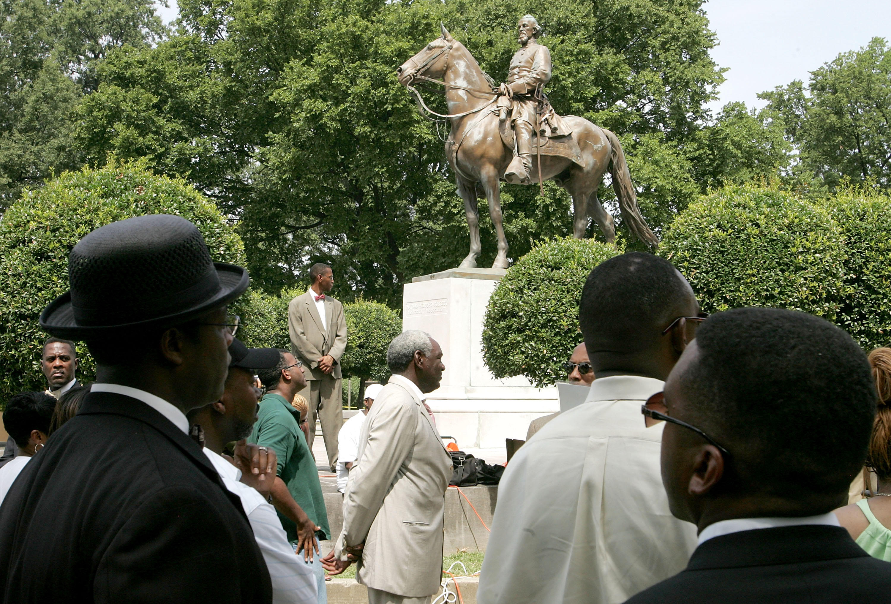 Crews remove Confederate statues from 2 Memphis city parks CBS News
