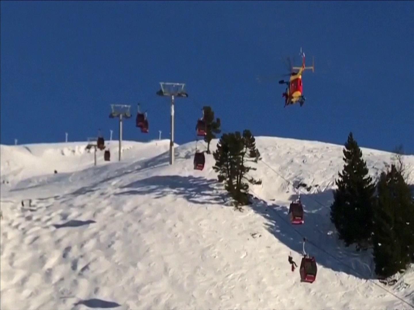 Chamrousse Resort 200 Skiers Stuck In Chair Lifts At French Alps Cbs News