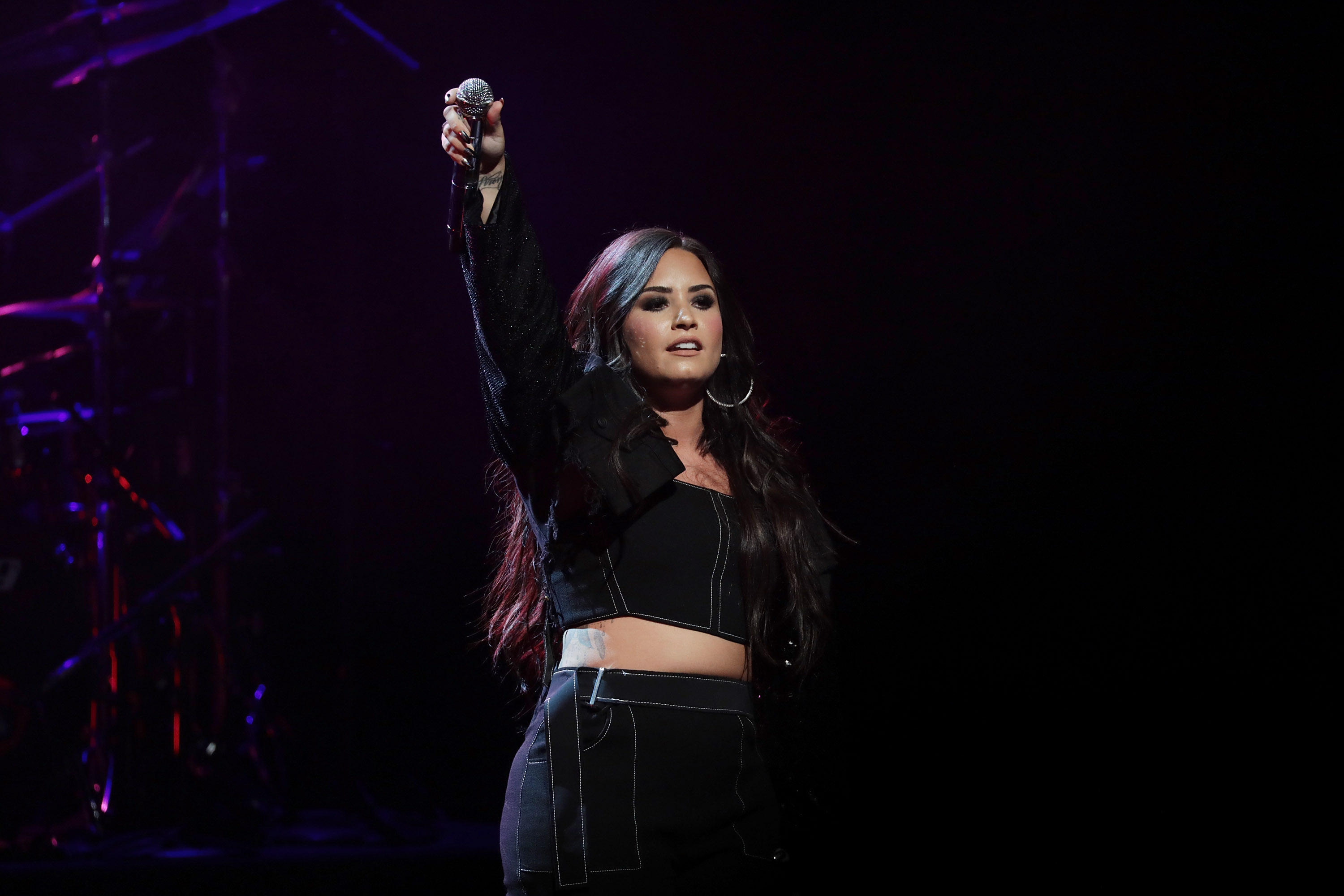 Demi Lovato Closes U S Tour With Surprise Kiss From Kehlani Cbs News
