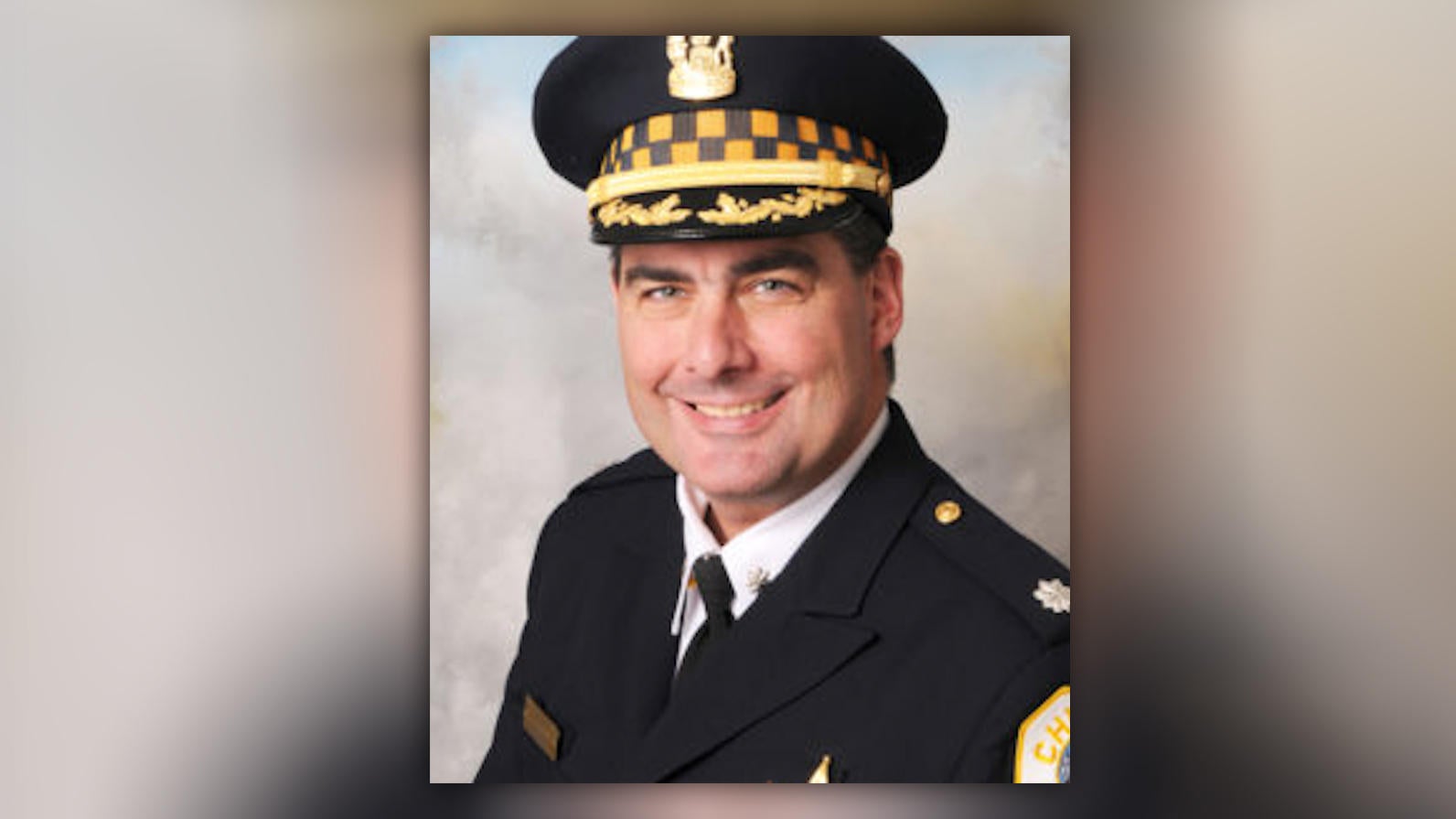 Off-duty police officer shot and killed in downtown Chicago - CBS News