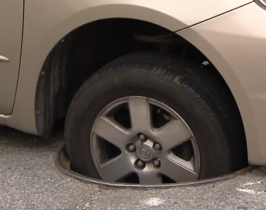 Missing Manhole Covers Pose Dangers For Chicago Drivers CBS News   Manhole2 