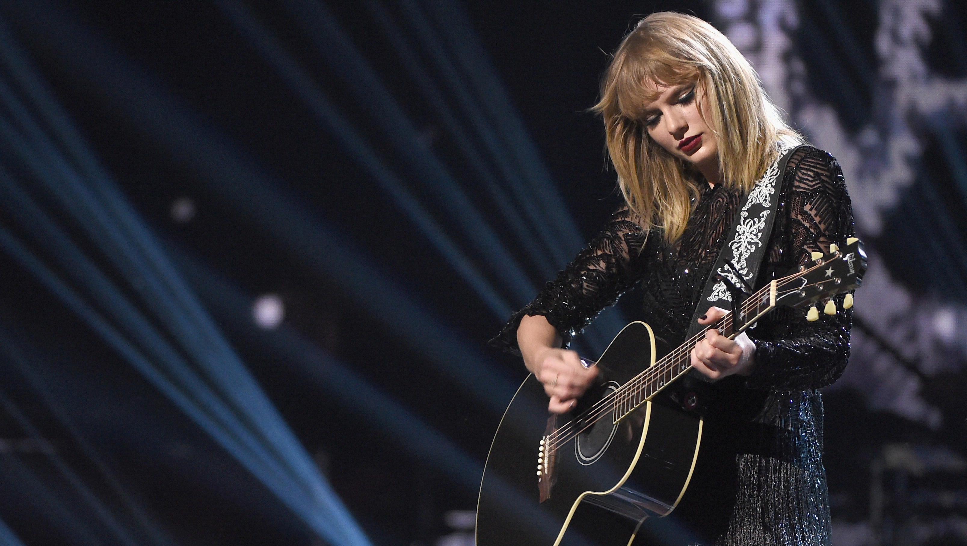 Taylor Swift Gives Surprise Performance At Nashville S Bluebird Cafe Cbs News